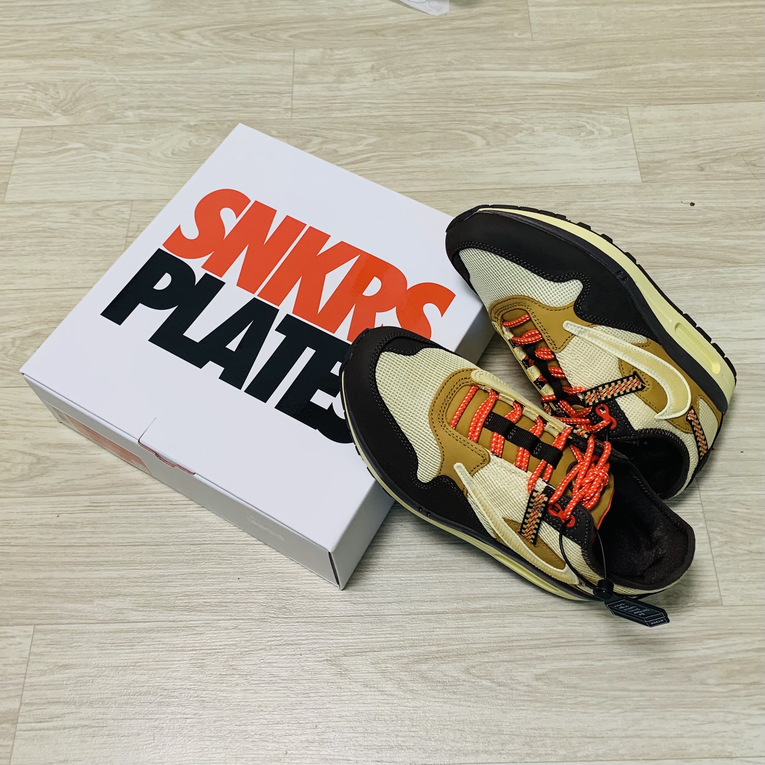 Nike SNKRS Ceramic Plate Set Sail University Red, Nike x Travis Scott Air Max 1 Cact.us Brown 착용 스타일 - 1