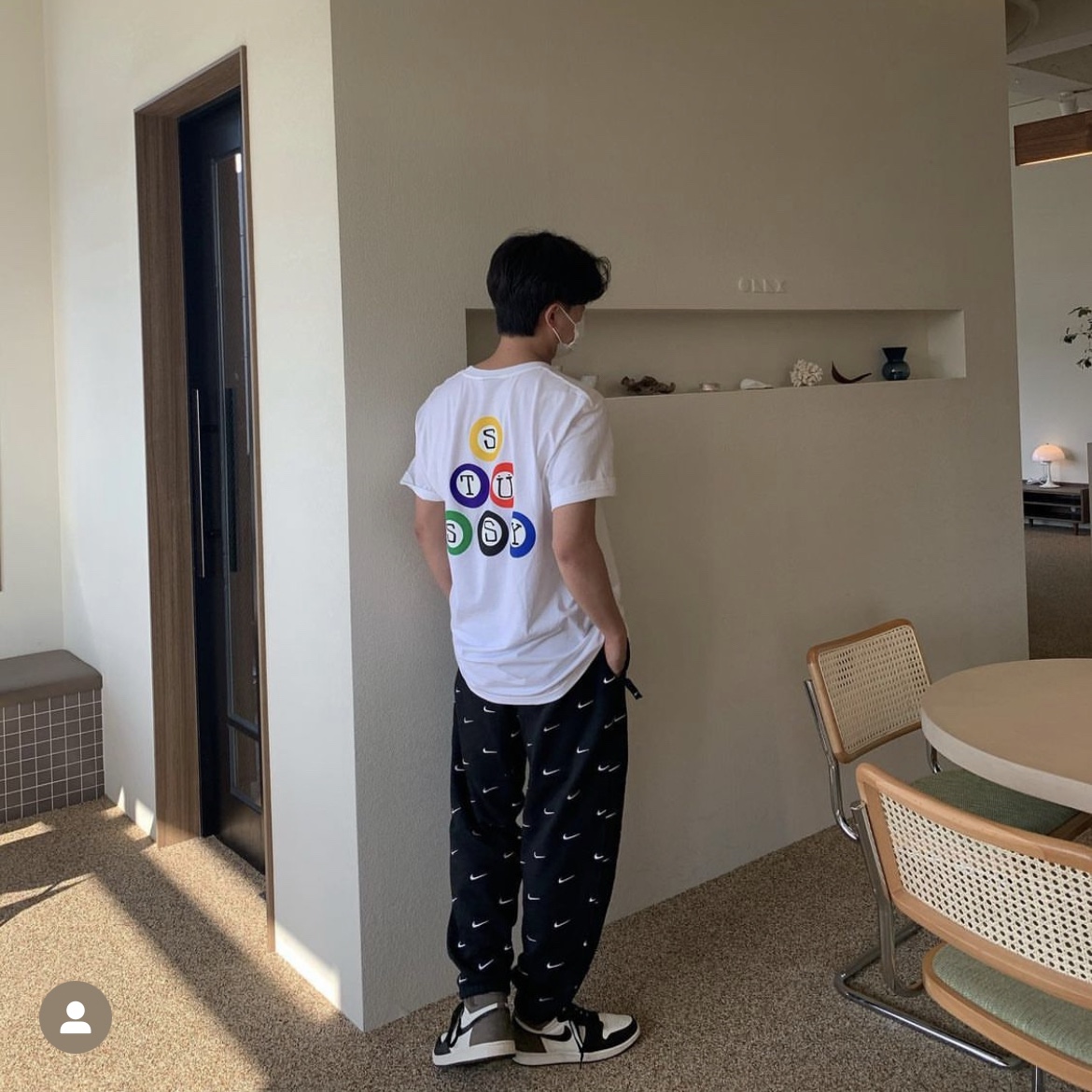 Stussy Billiards T-Shirt White, Nike NRG Swoosh Logo Pants Black 착용 스타일