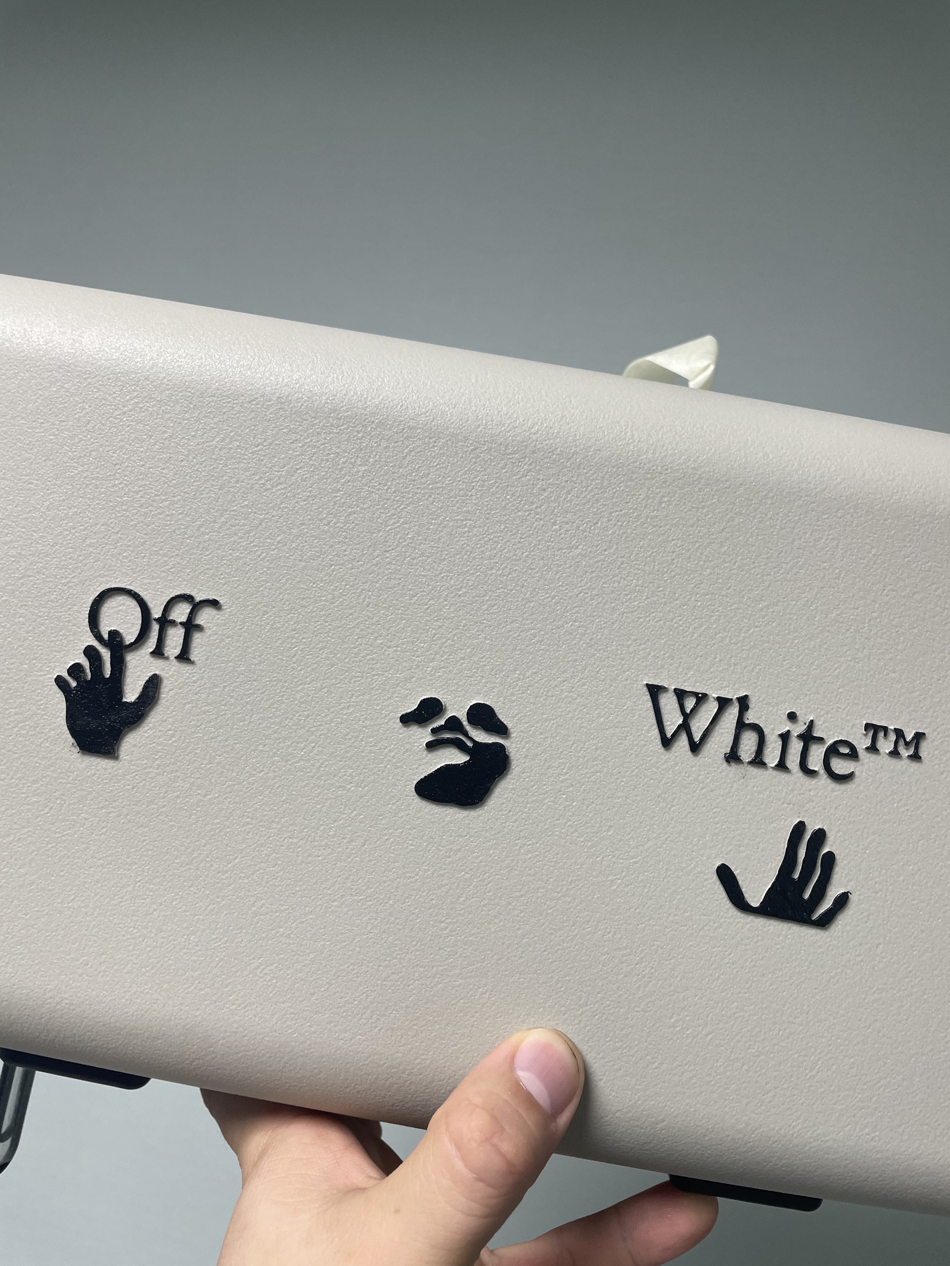 Off-White x Amore Pacific Protection Box (Without Cosmetics) 착용 스타일