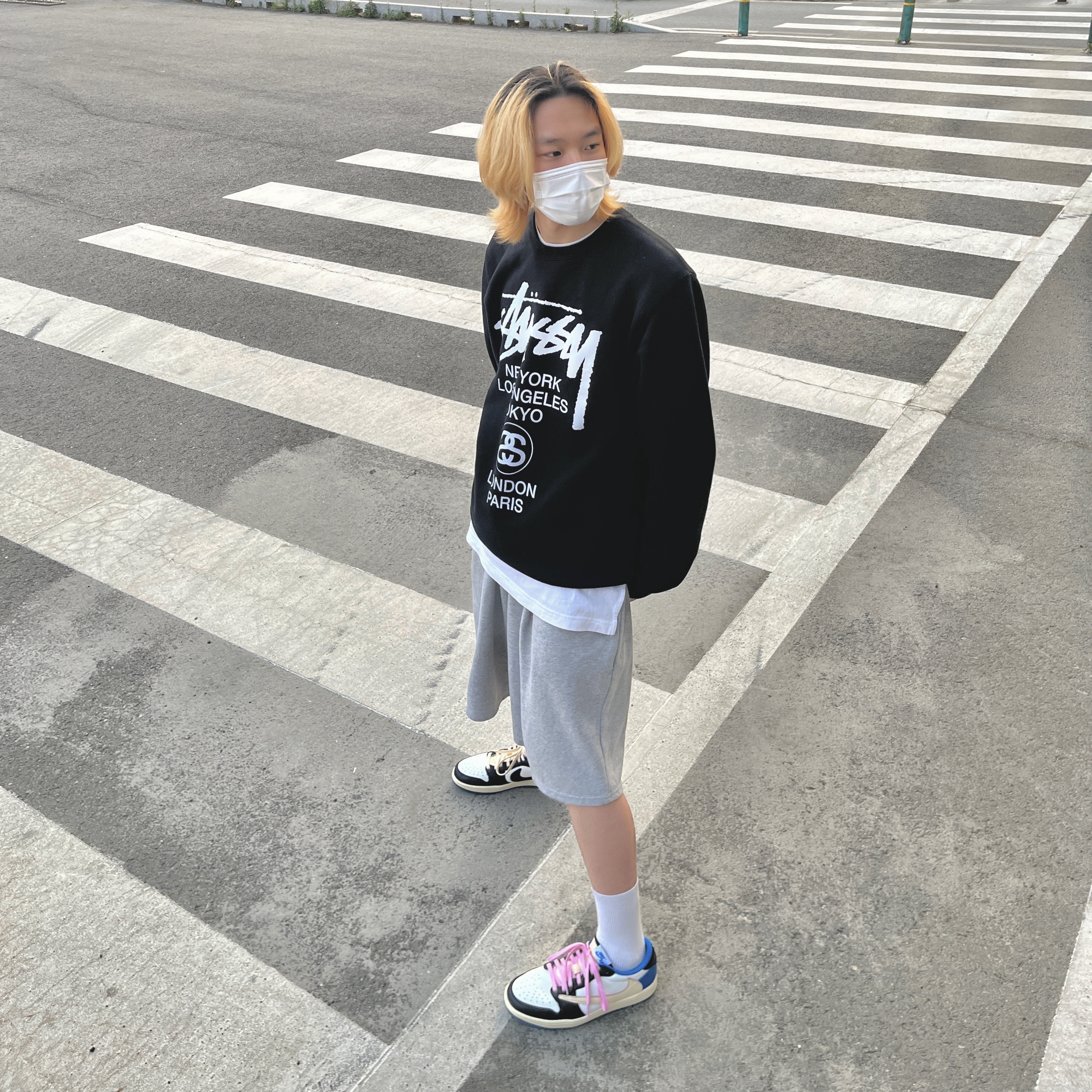 Jordan 1 x Travis Scott x Fragment Retro Low OG SP Military Blue, Stussy World Tour Crew Black 2021 착용 스타일 - 1