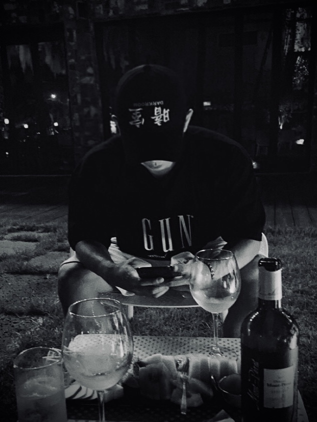 Darkr8m Studio Upside Down Silver Logo Cap, Jordan 1 Low OG Starfish 착용 스타일