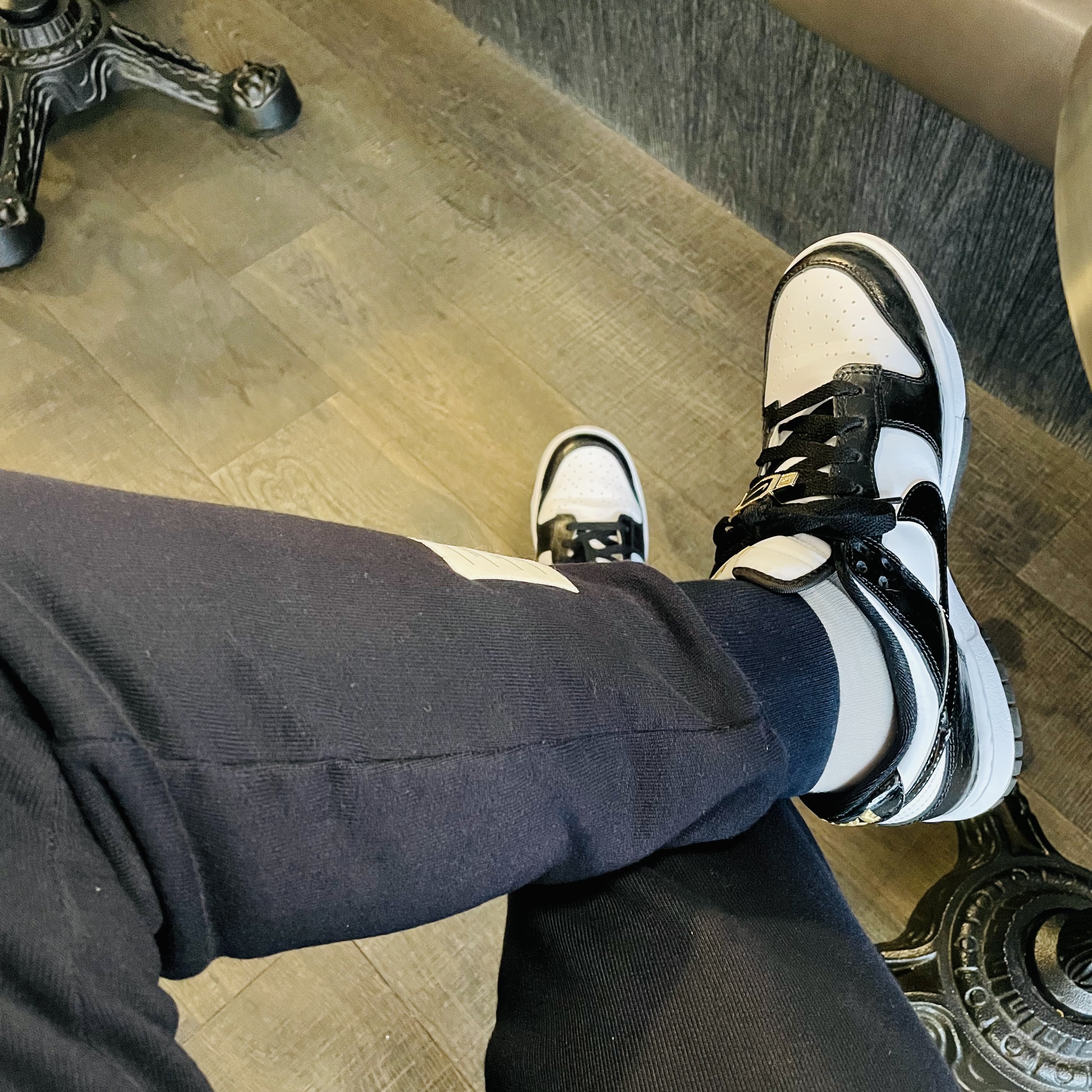 Nike Dunk Low Retro SE Black, Thom Browne Stripe Sweatpants Light Navy 착용 스타일