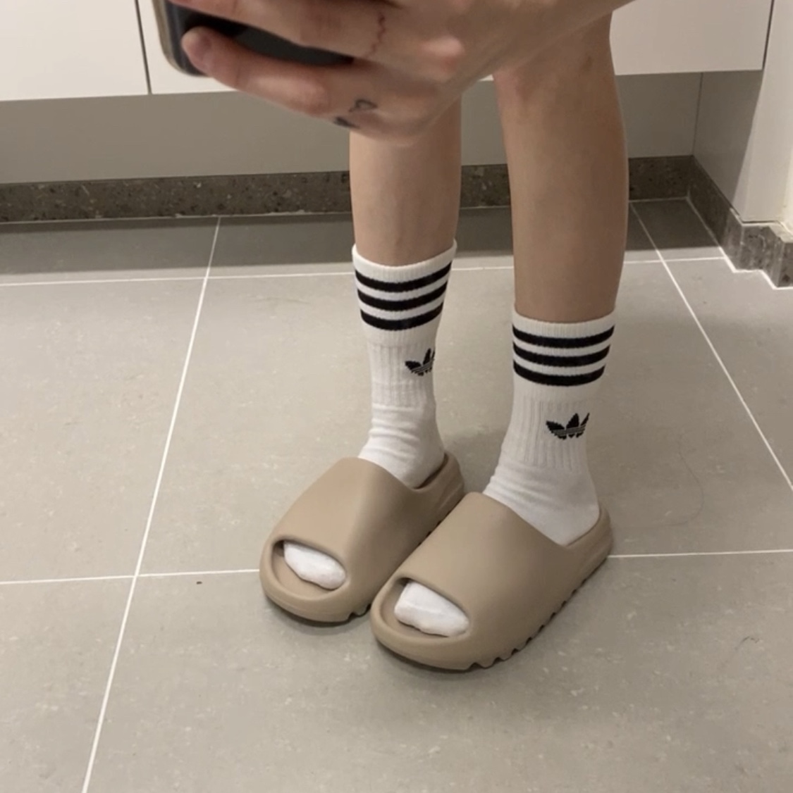 Adidas Yeezy Slide Pure - Re-Release Ver. 착용 스타일 - 1