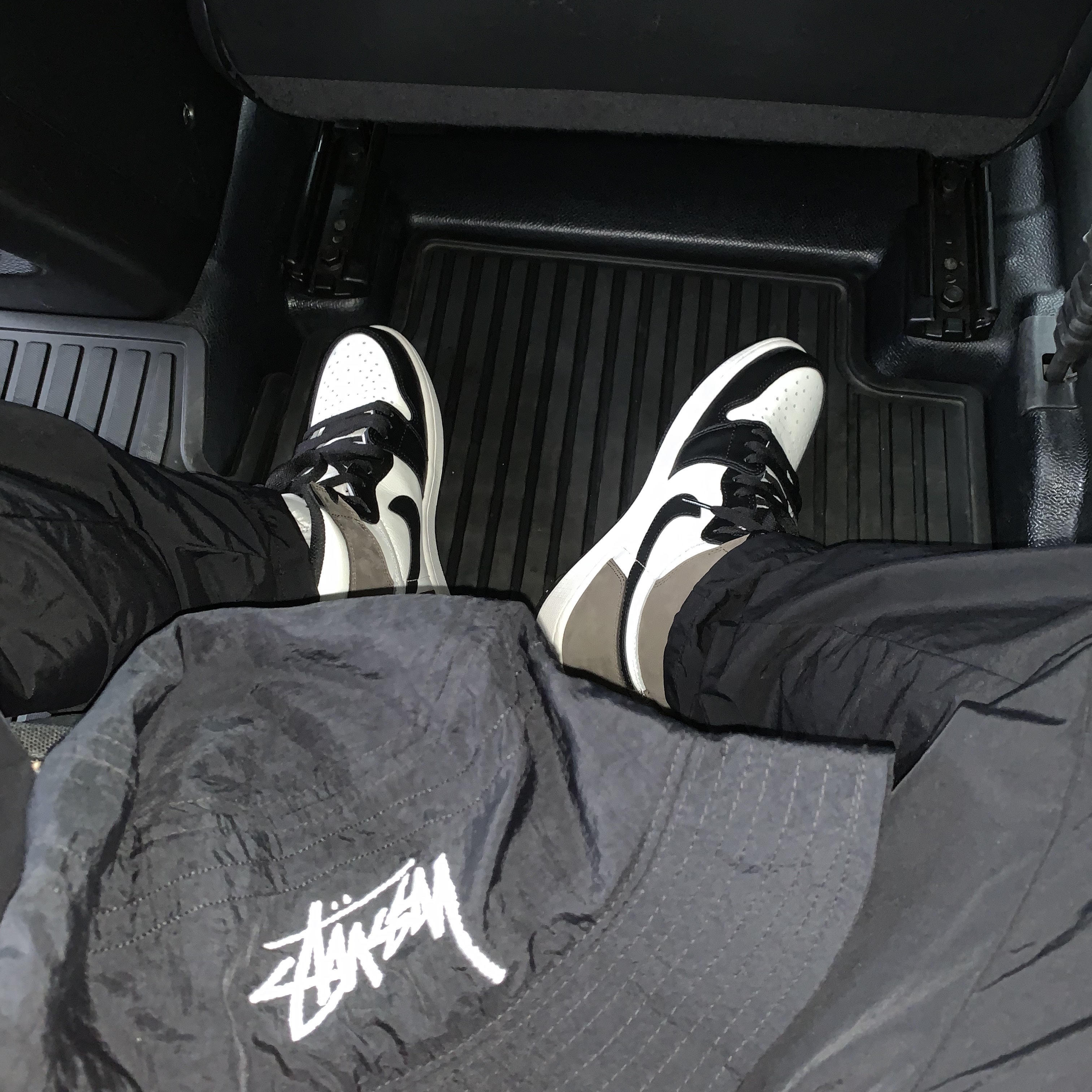 Jordan 1 Retro High OG Black Mocha, Nike x Stussy Bucket Hat Black 착용 스타일