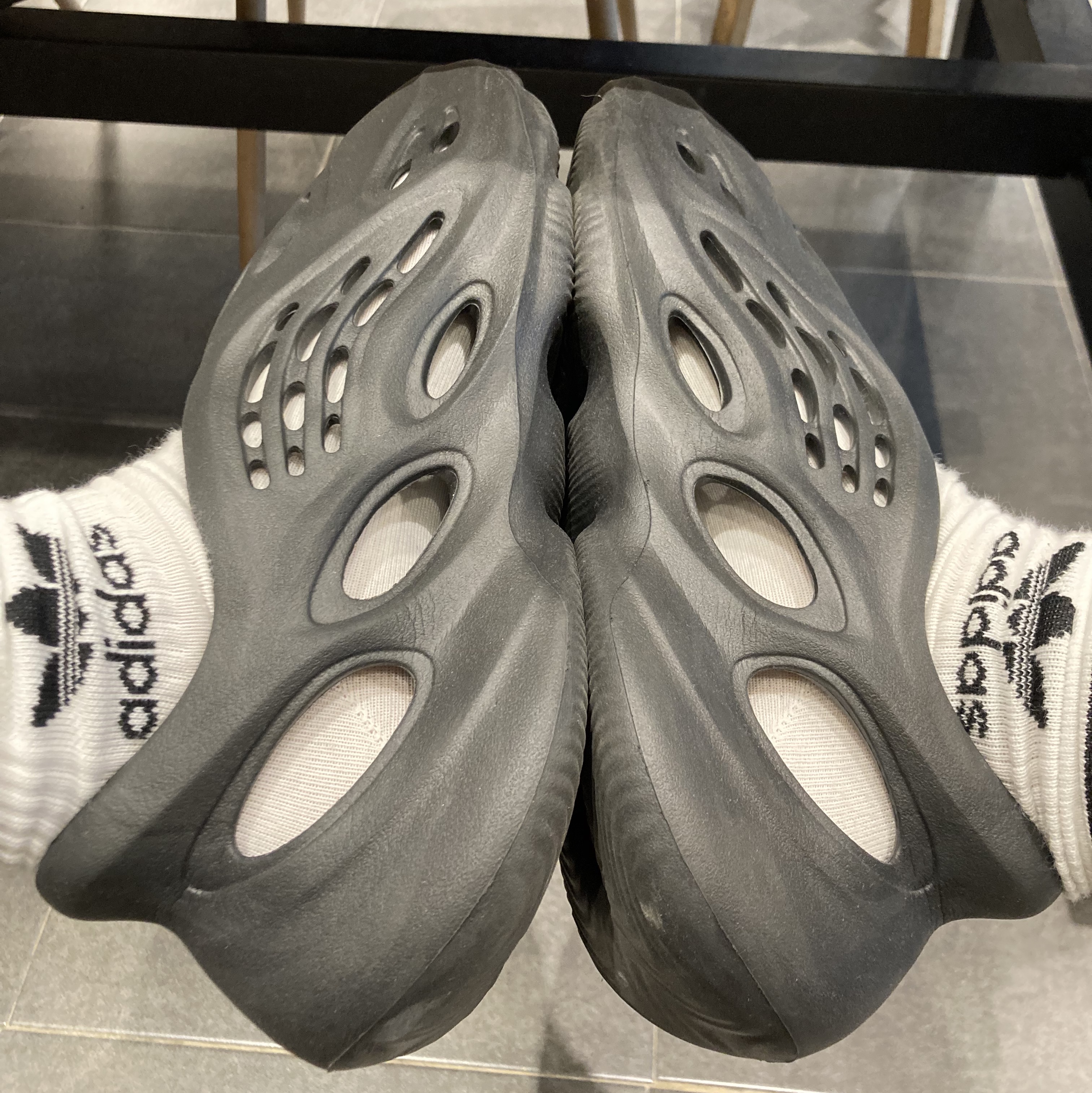 Adidas Yeezy Foam RNNR Onyx 착용 스타일 - 2