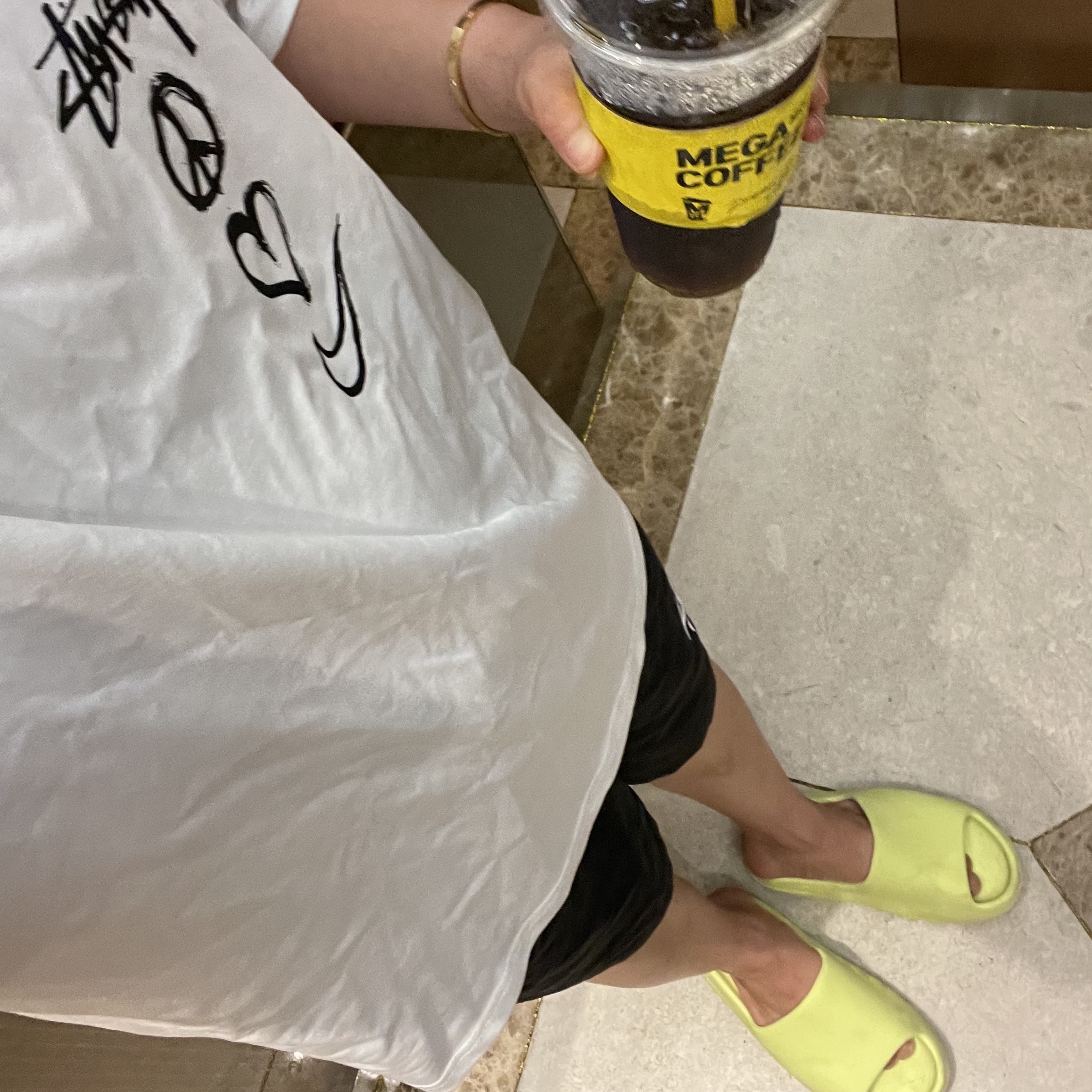 Nike x Stussy NRG RA T-Shirt Summit White (DM4942-121), Adidas Yeezy Slide Glow Green 2022/2023 착용 스타일