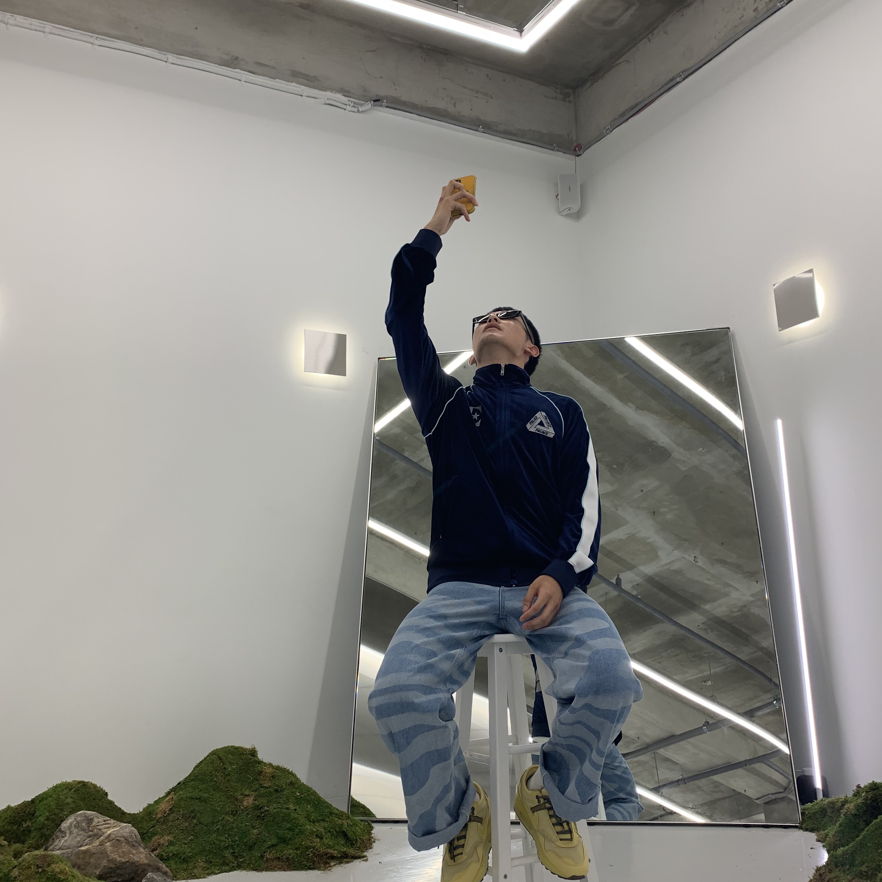 Palace x Elton John Velour Track Top Navy - 22SS, Nike x Travis Scott Air Max 1 Cact.us Gold 착용 스타일 - 1