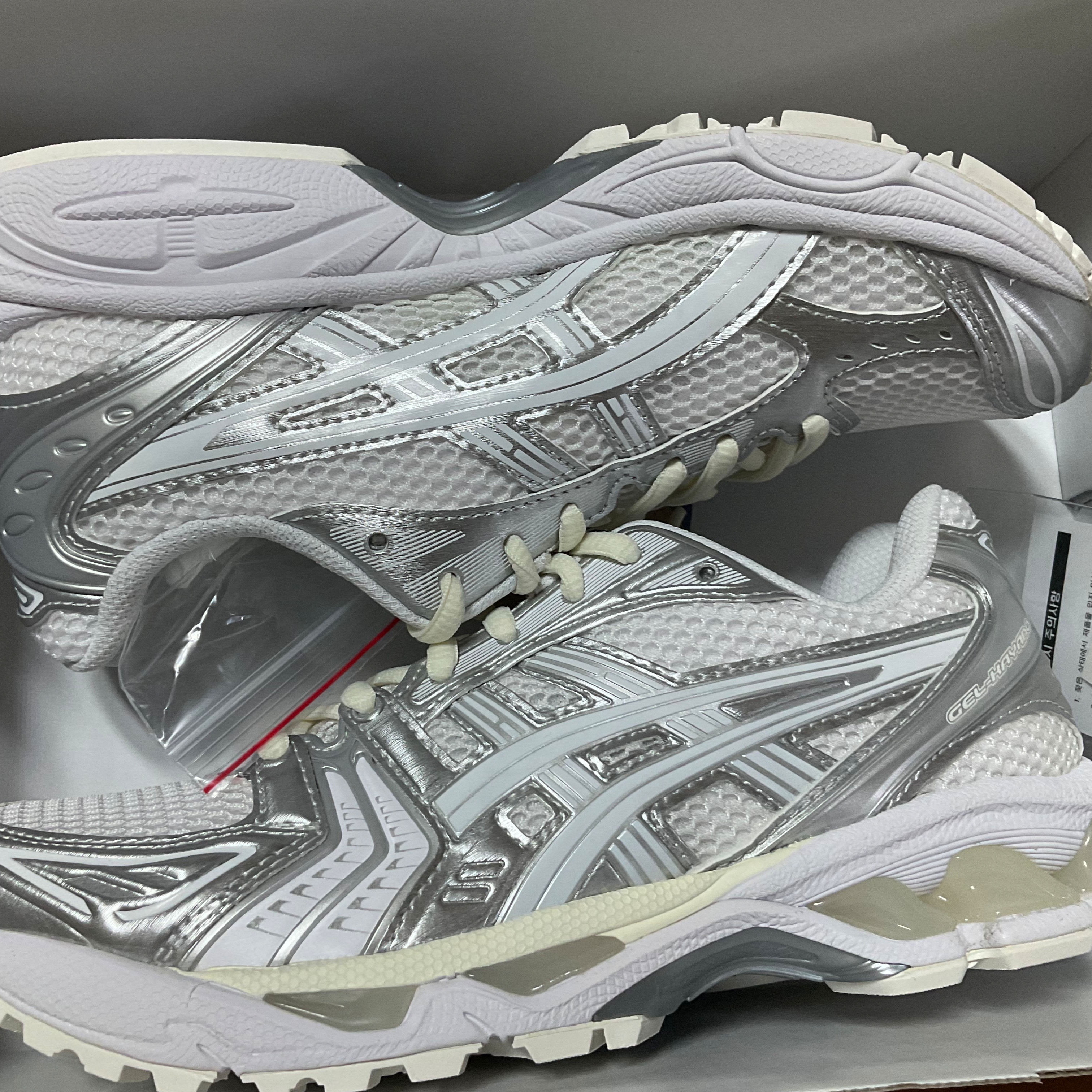 Asics x JJJJound Gel-Kayano 14 Silver White 착용 스타일 - 1