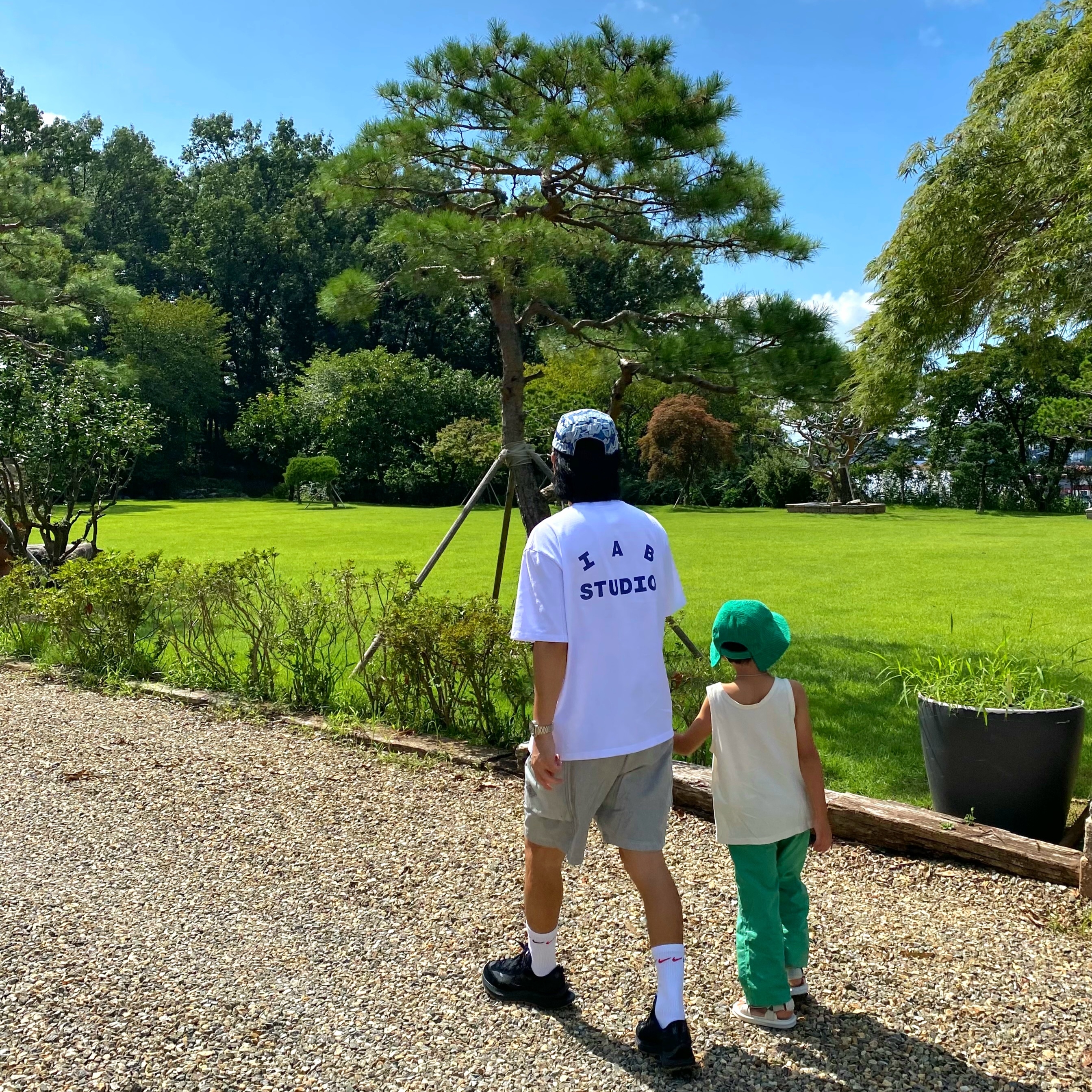 IAB Studio T-Shirt White Navy - 22FW, Supreme Fat Tip Jacquard Denim Camp Cap Blue - 22SS 착용 스타일