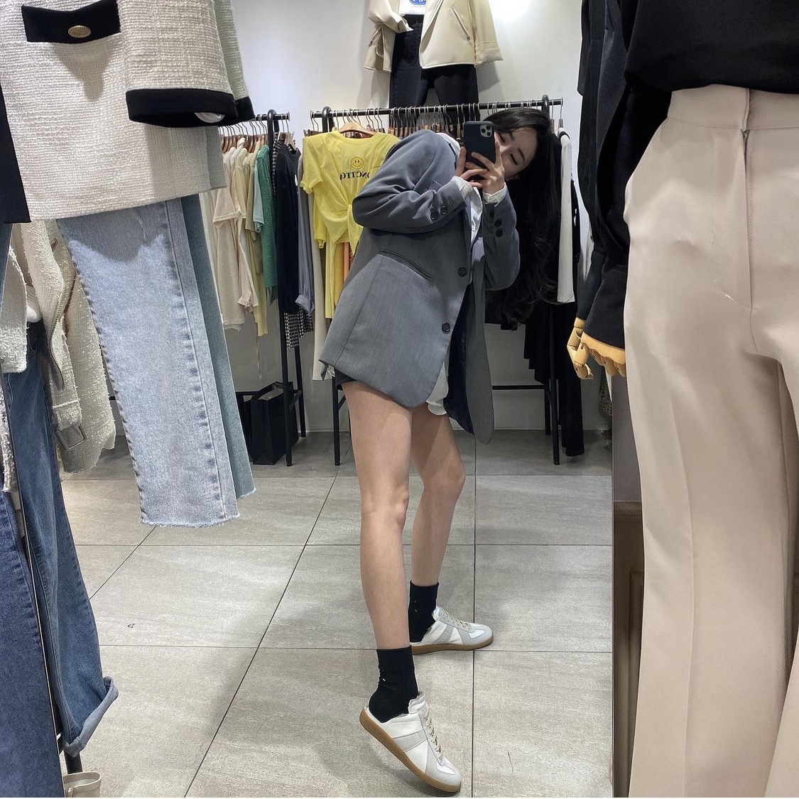 (W) Maison Margiela Replica Cut-Out Sneakers Light Grey 착용 스타일 - 2
