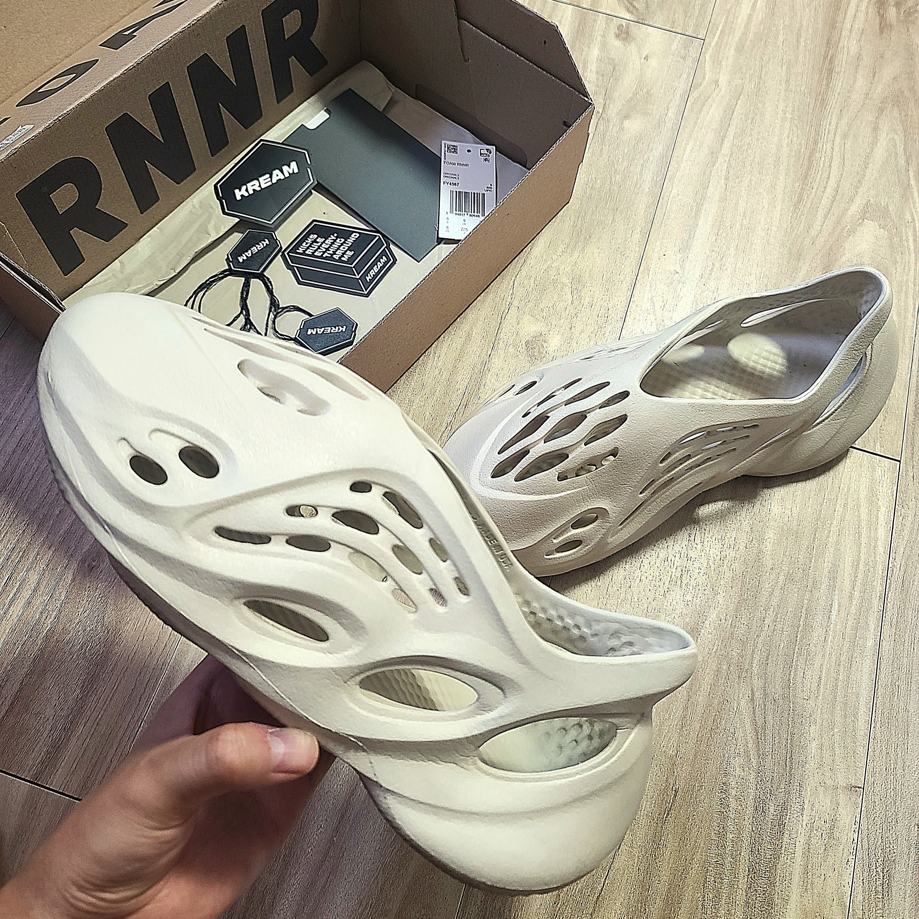 Adidas Yeezy Foam RNNR Sand 착용 스타일 - 1