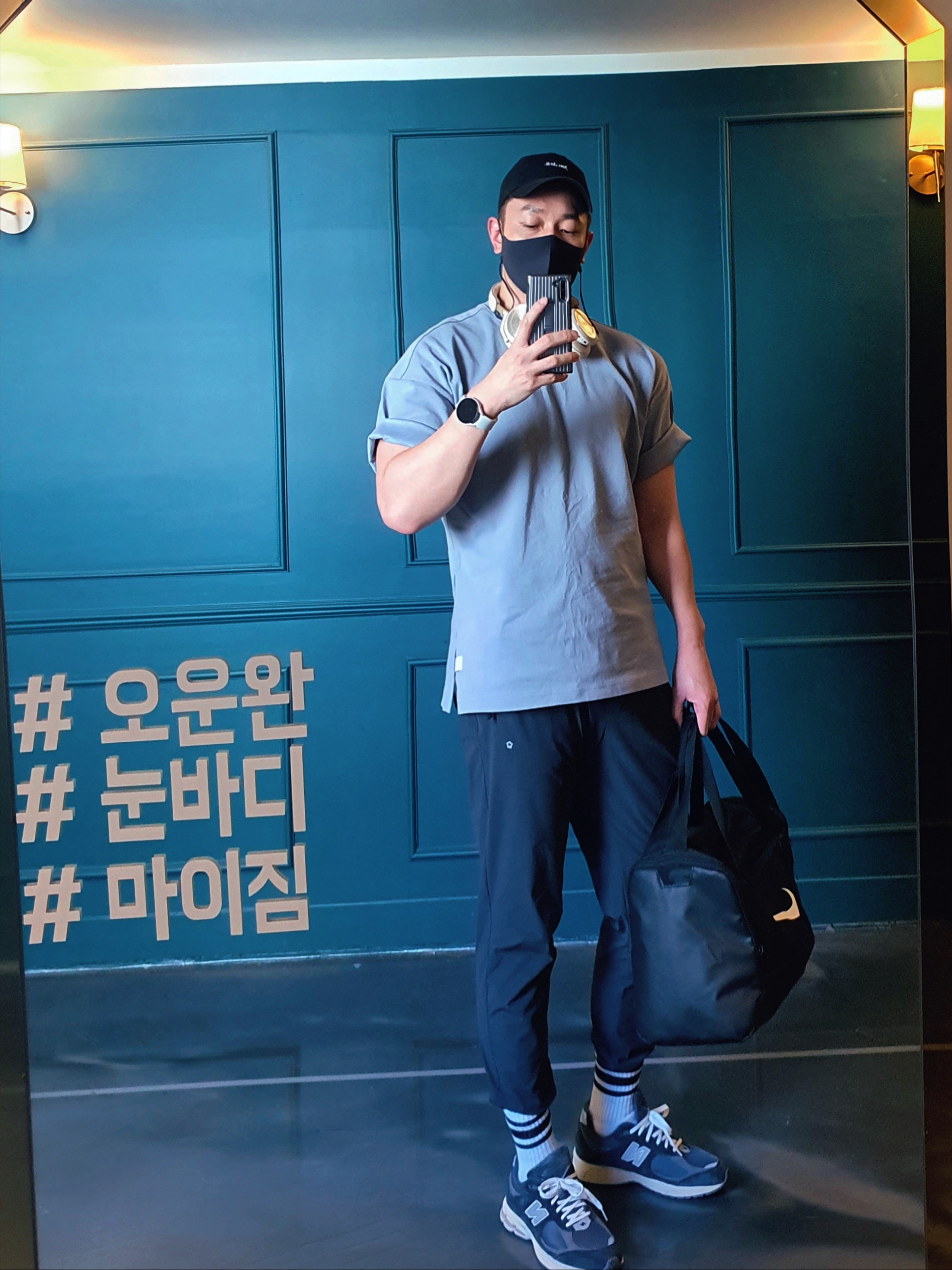 New Balance 2002R Special Vintage Black Grey, Bang & Olufsen Beoplay HX Sand (Korean Ver.) 착용 스타일 - 1