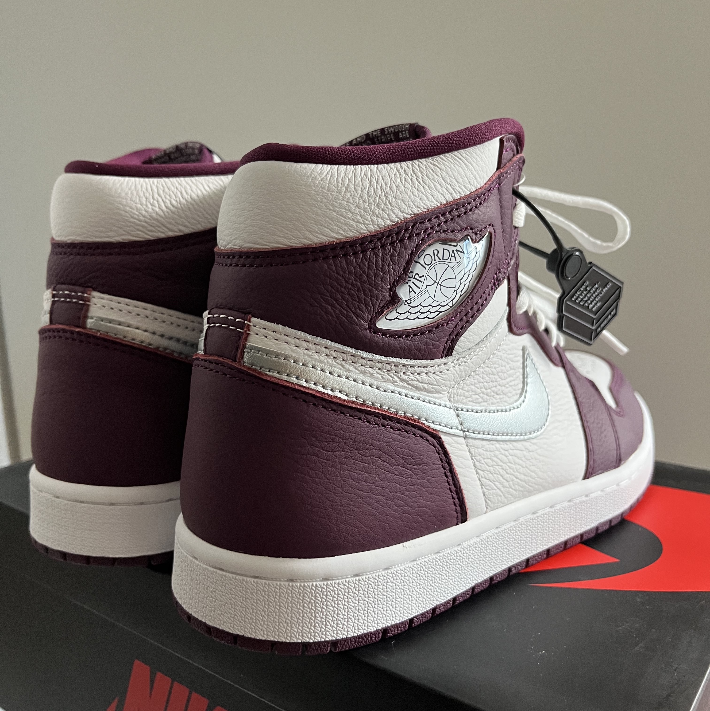 Jordan 1 Retro High OG Bordeaux 착용 스타일 - 5