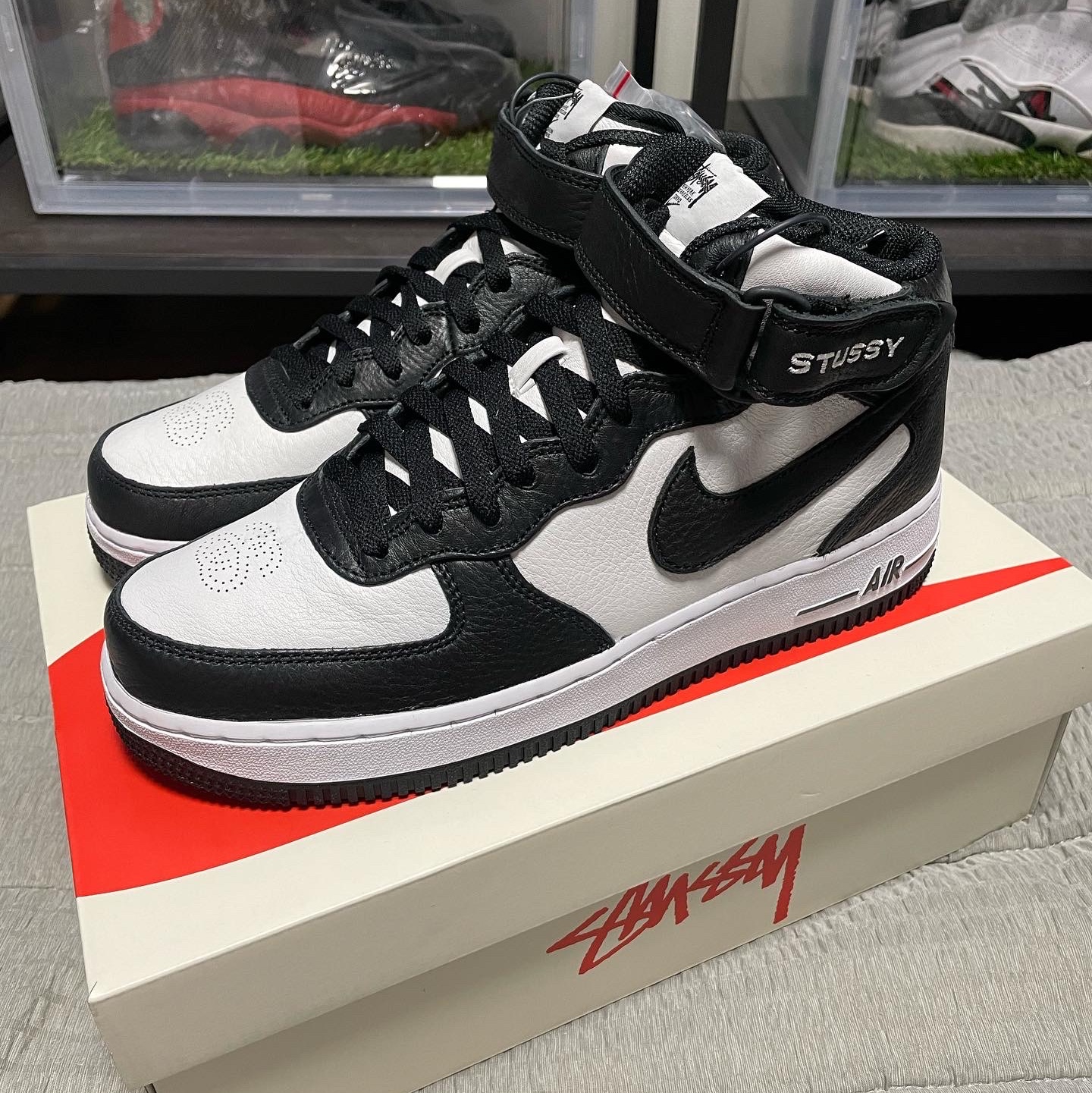 Nike x Stussy Air Force 1 '07 Mid SP Black and Light Bone 착용 스타일 - 2