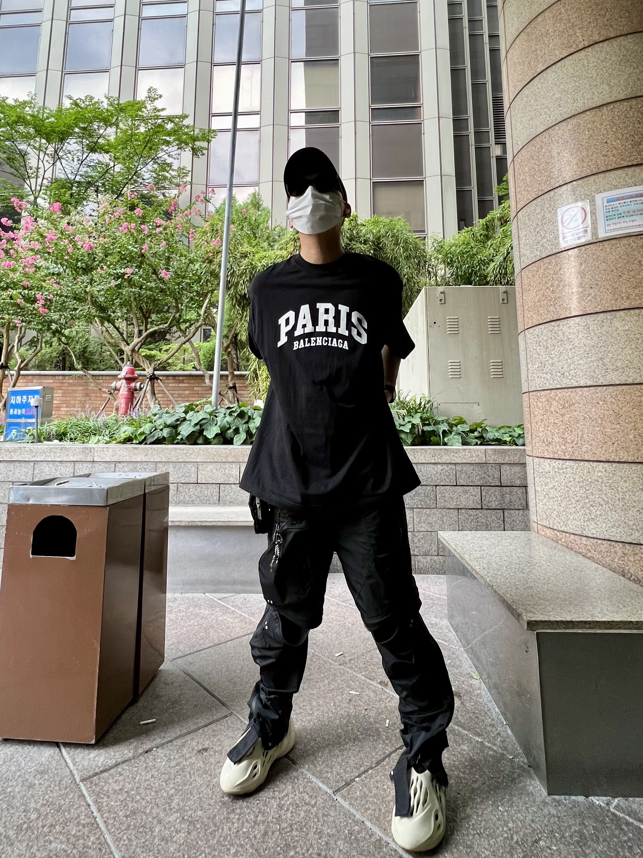 Adidas Yeezy Foam RNNR Sand, Darkr8m Studio White Logo Cap 착용 스타일 - 2