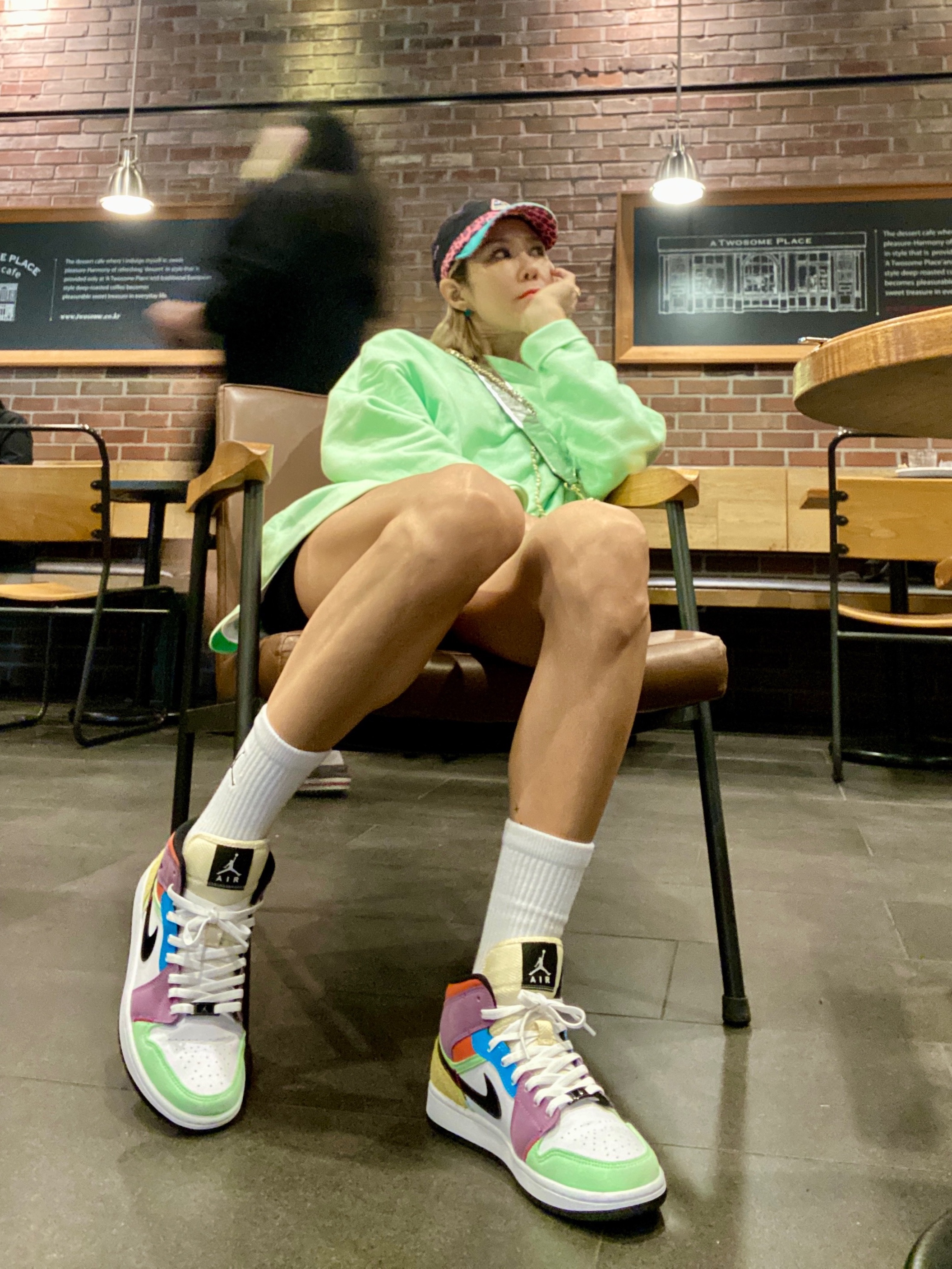 (W) Jordan 1 Mid SE Multi-Color Lightbulb 착용 스타일 - 2
