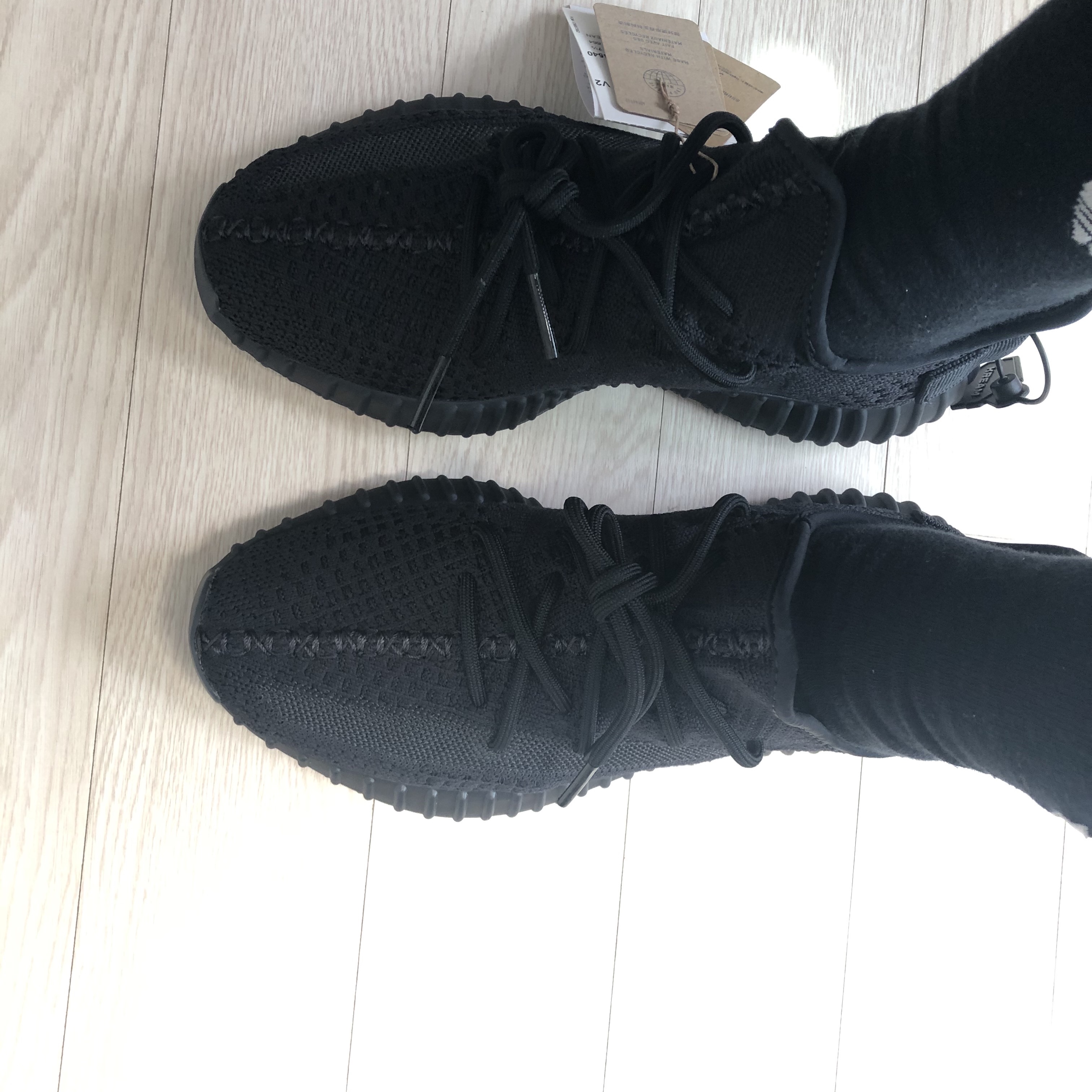 Adidas Yeezy Boost 350 V2 Onyx 착용 스타일 - 3