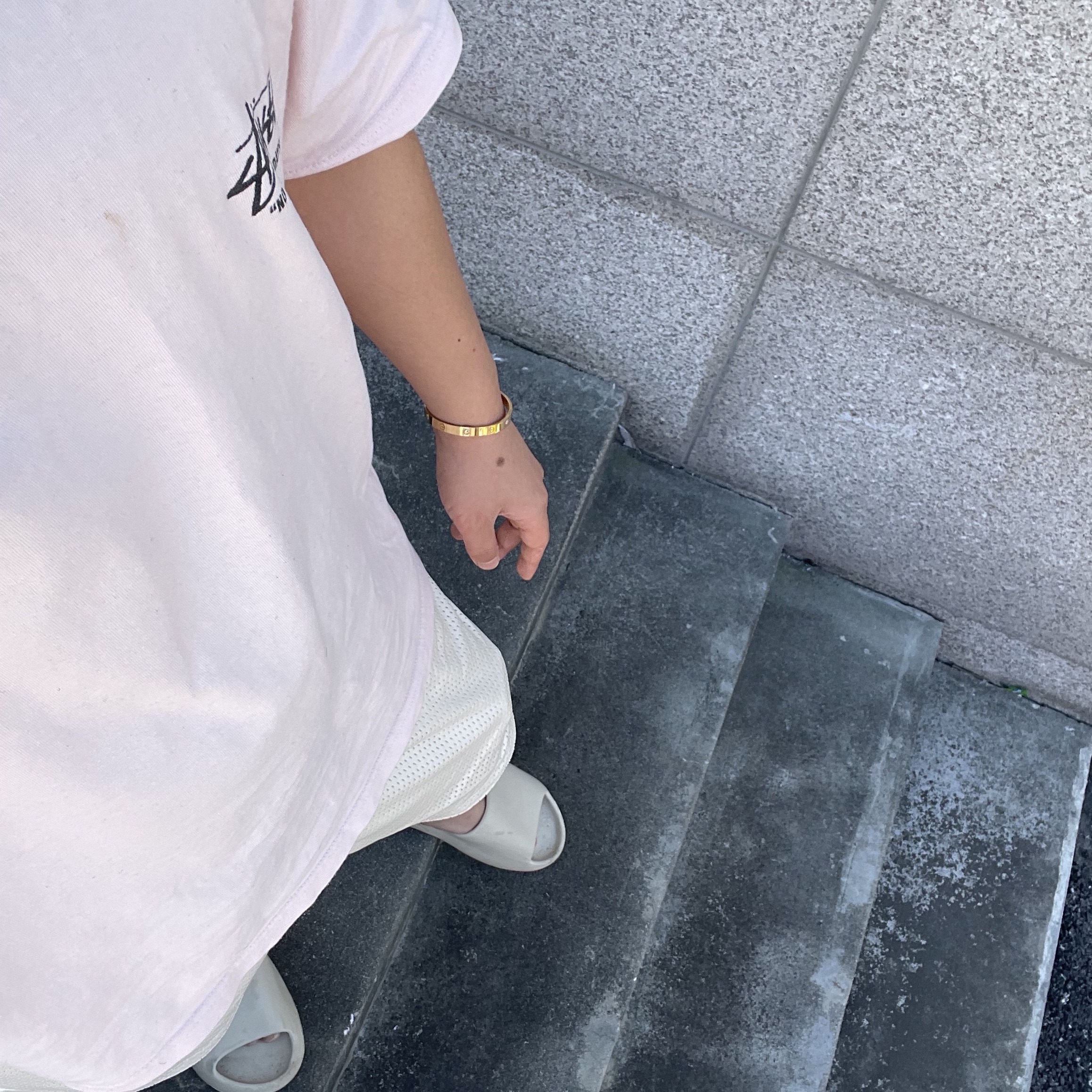 Stussy Carnation T-Shirt Pale Pink, Nike x Fear of God Basketball Shorts String 착용 스타일