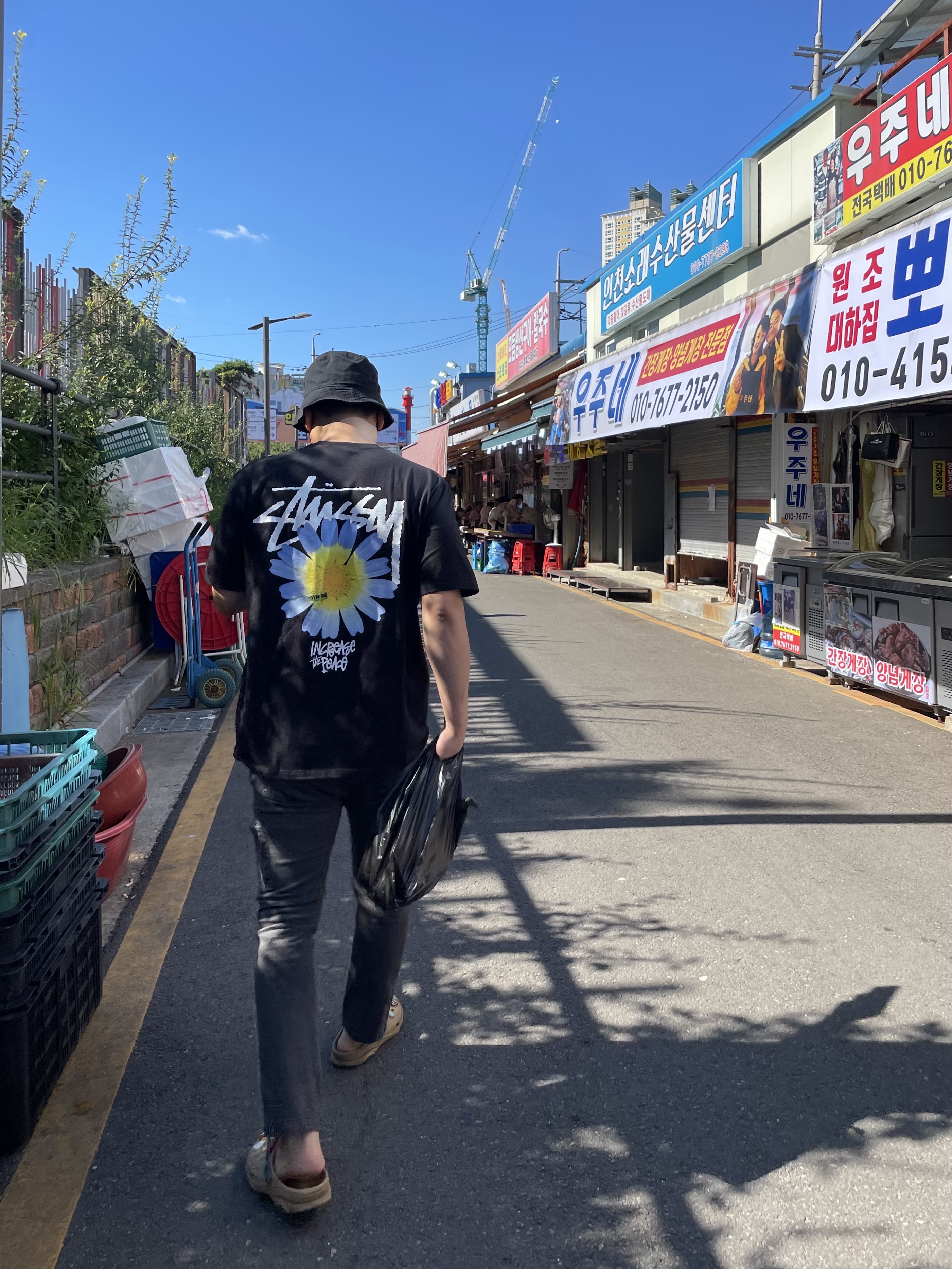 Stussy ITP Flower T-Shirt Black, Nike Futura Washed Bucket Hat Black 착용 스타일 - 2