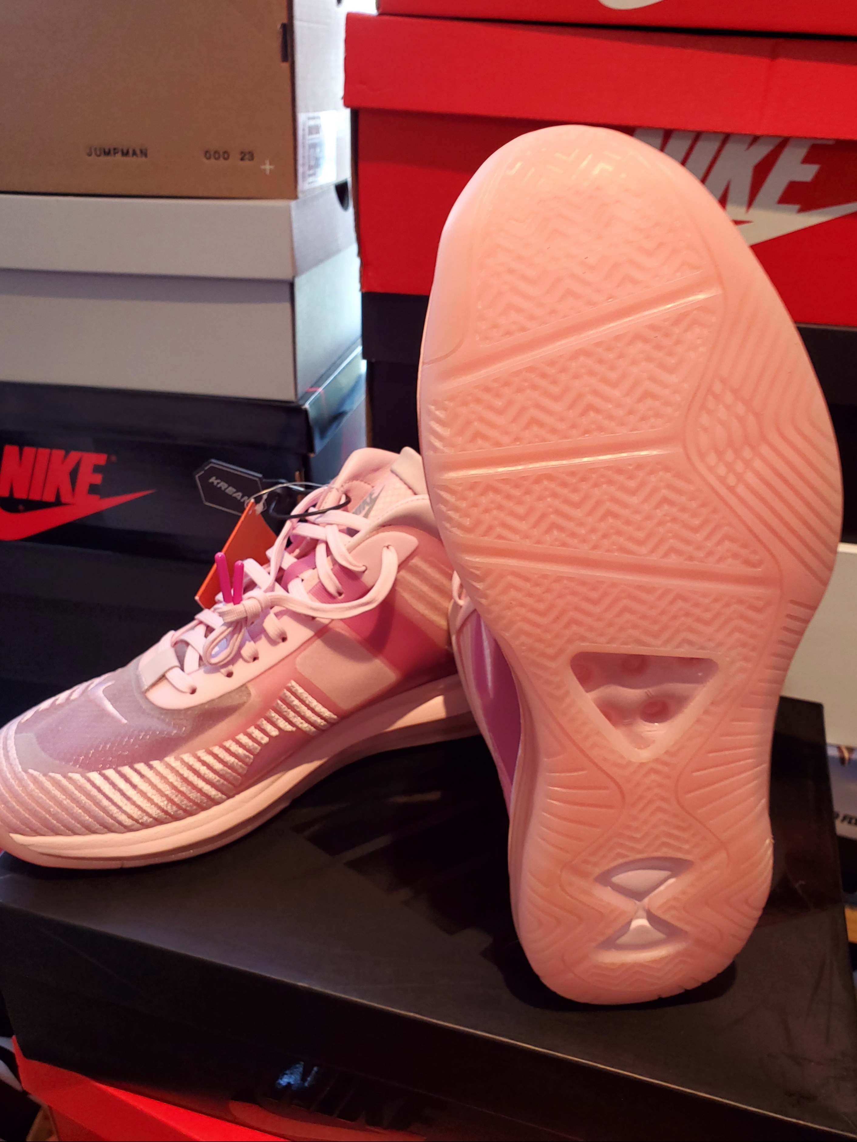 Nike x John Elliott LeBron Icon Tulip Pink 착용 스타일 - 2