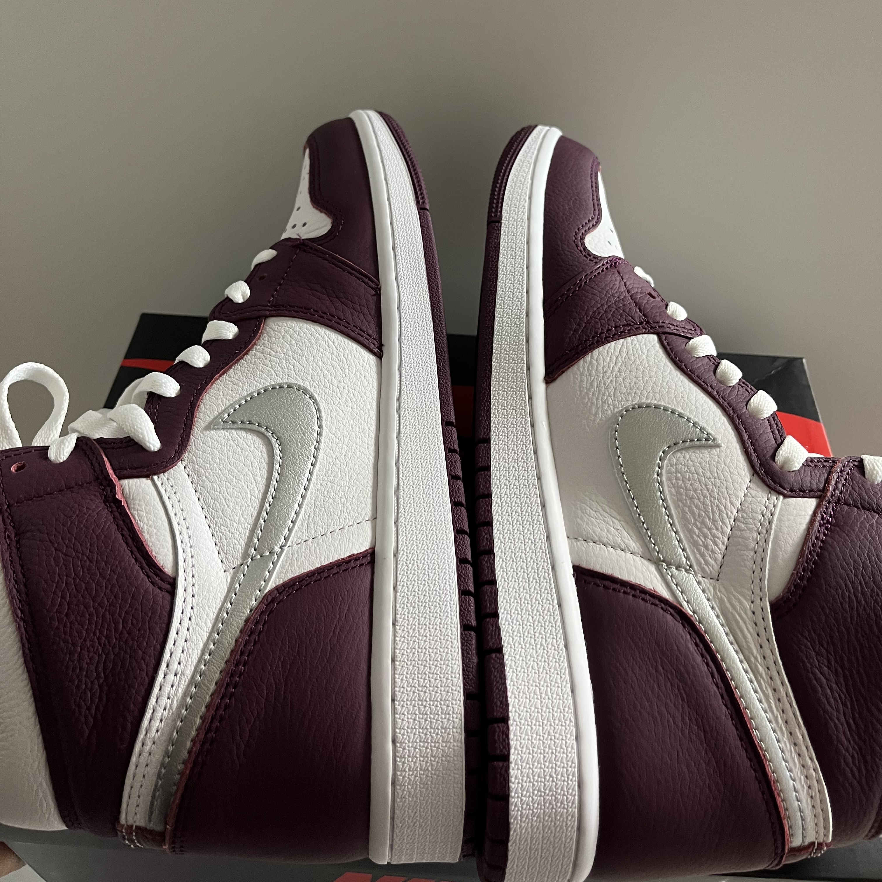 Jordan 1 Retro High OG Bordeaux 착용 스타일 - 3
