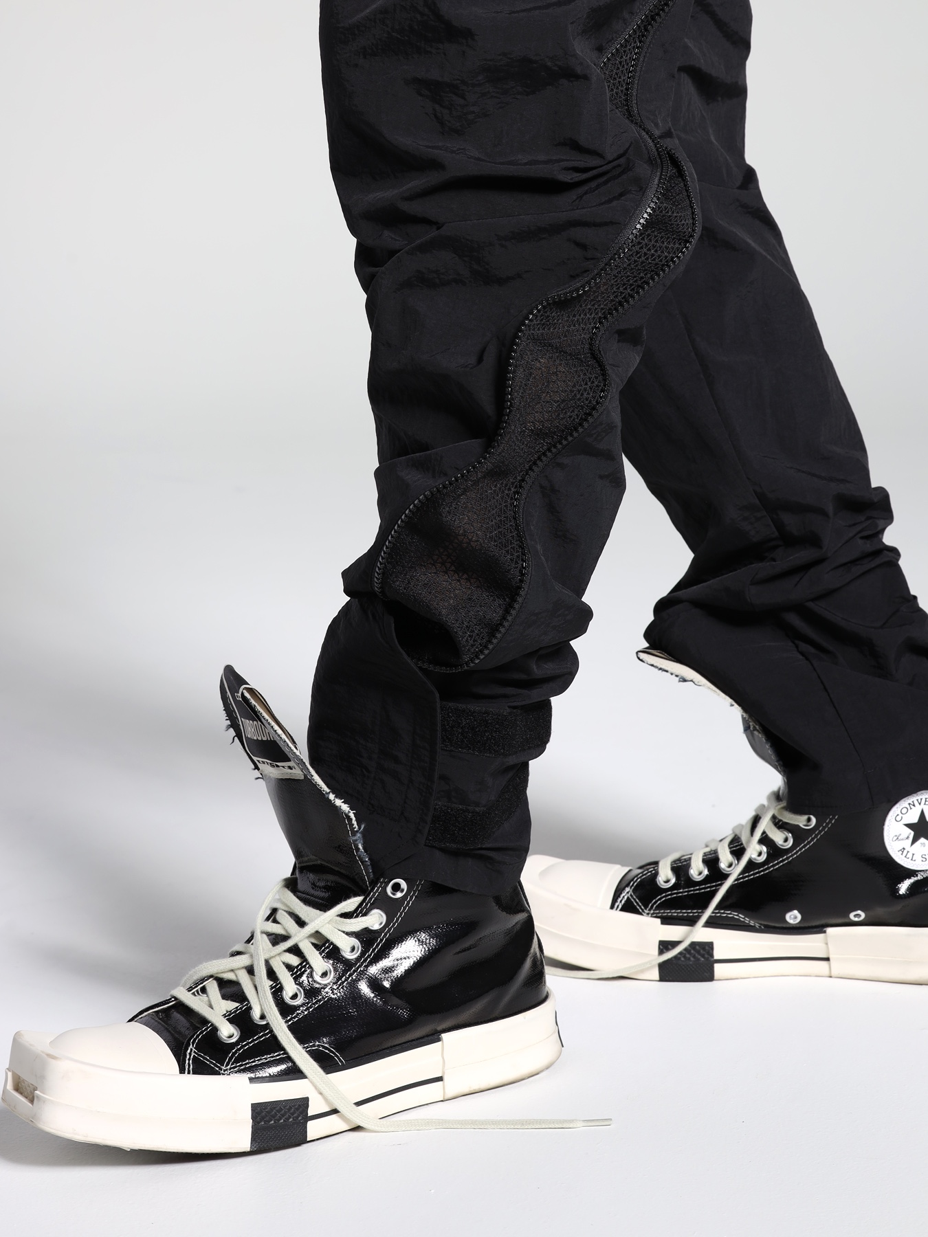 Converse x Drkshdw Turbodrk Chuck 70 Hi Black Lacquered Denim 착용 스타일 - 2