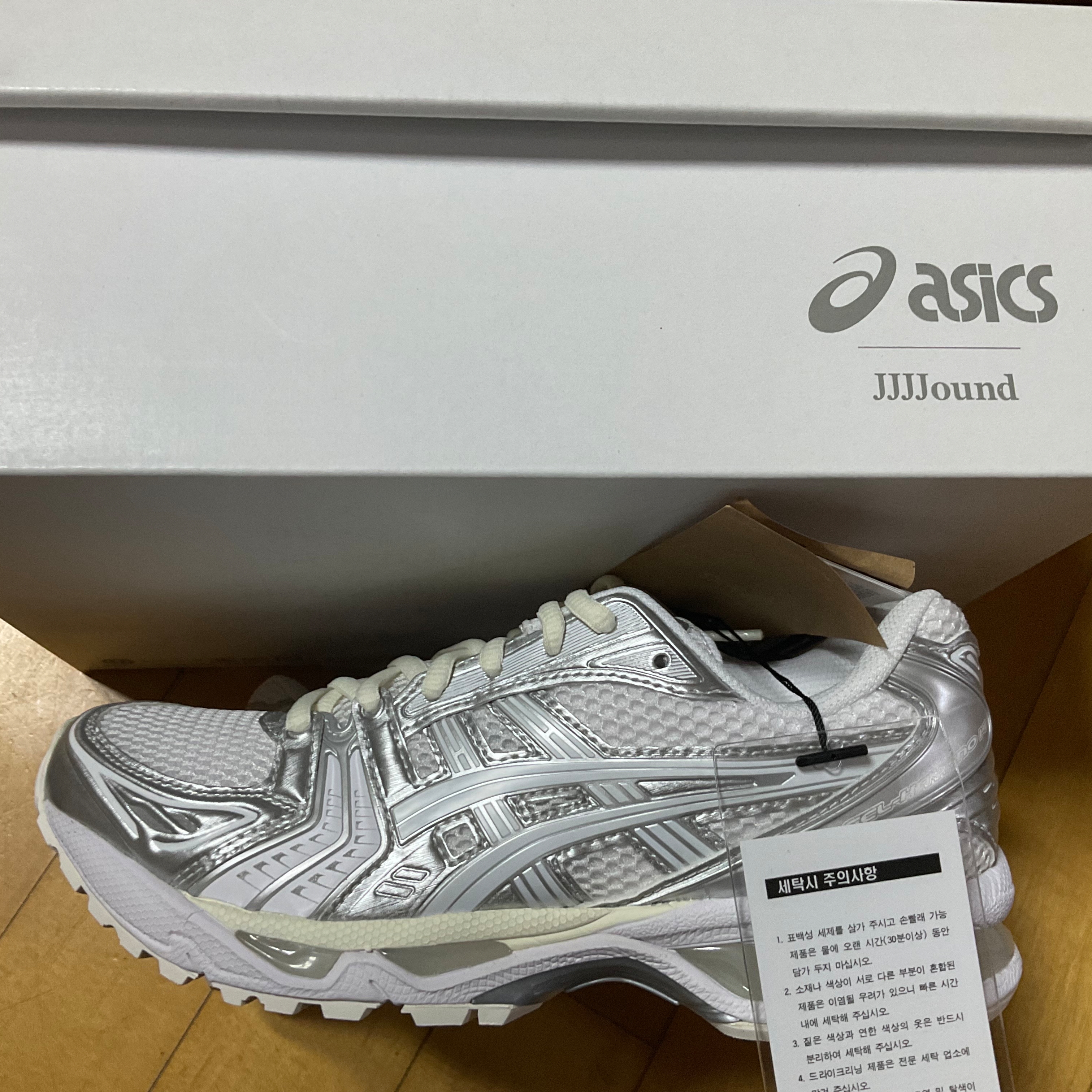 Asics x JJJJound Gel-Kayano 14 Silver White 착용 스타일 - 2