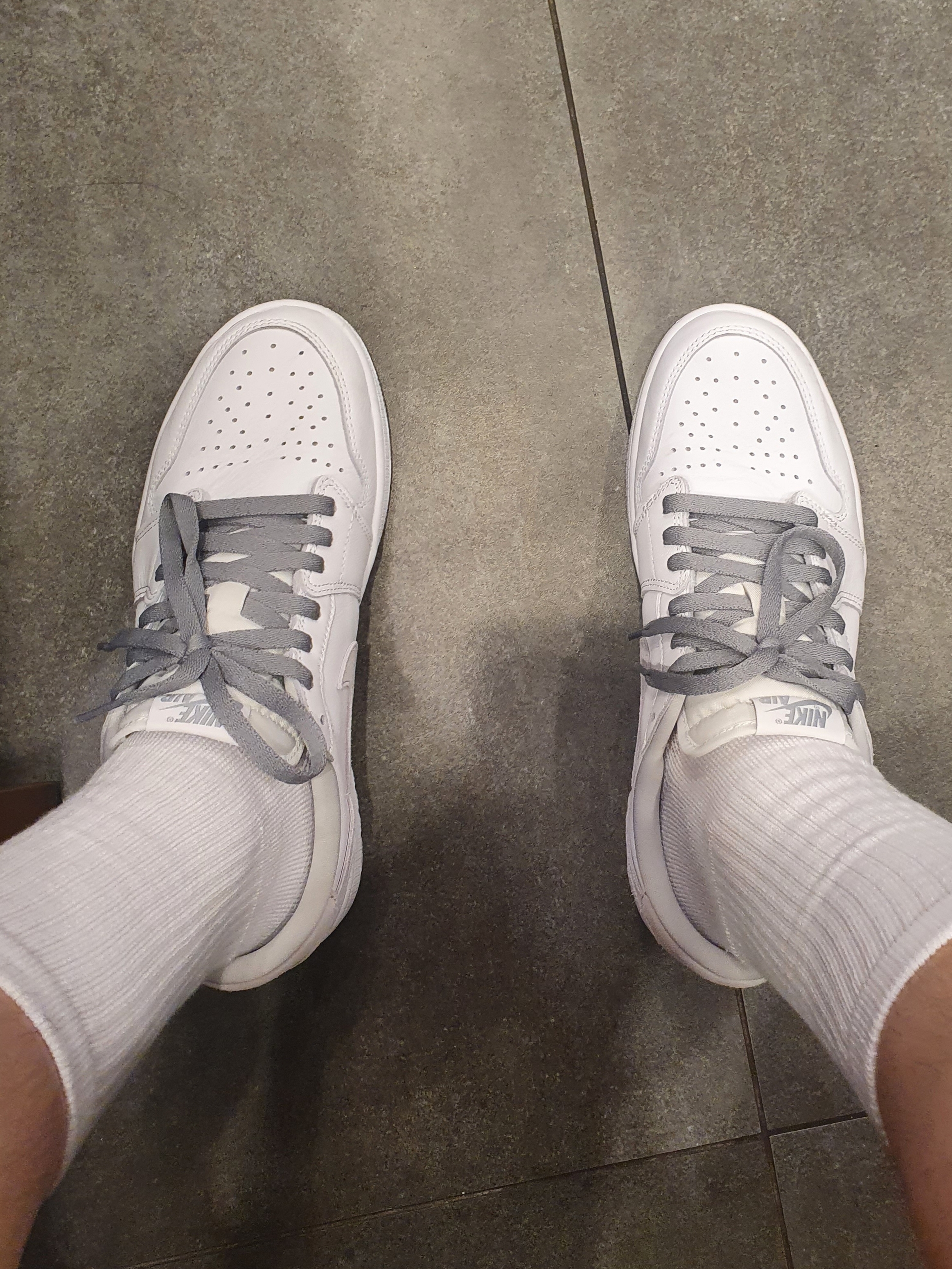 Jordan 1 Low OG Neutral Grey 착용 스타일 - 1