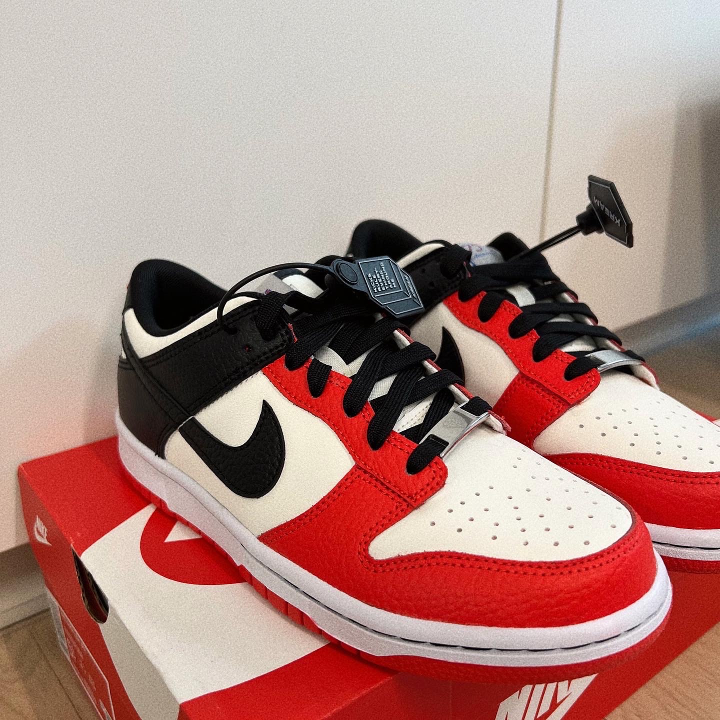 (GS) Nike x NBA Dunk Low Black and Chile Red 착용 스타일 - 1