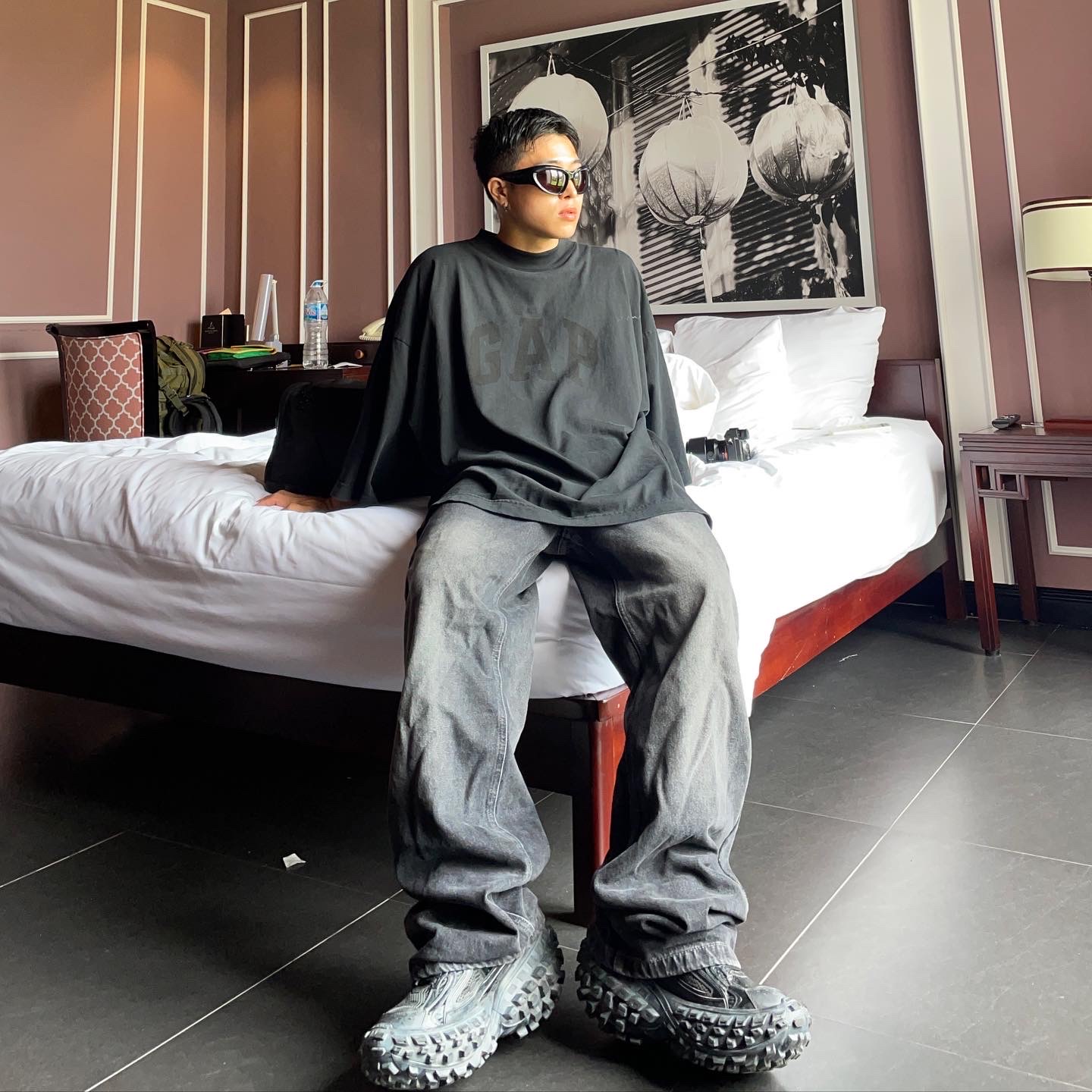 Yeezy Gap Engineered By Balenciaga Dove 3/4 Sleeve T-Shirt Washed Black, Balenciaga Defender Sneakers Black 착용 스타일 - 3