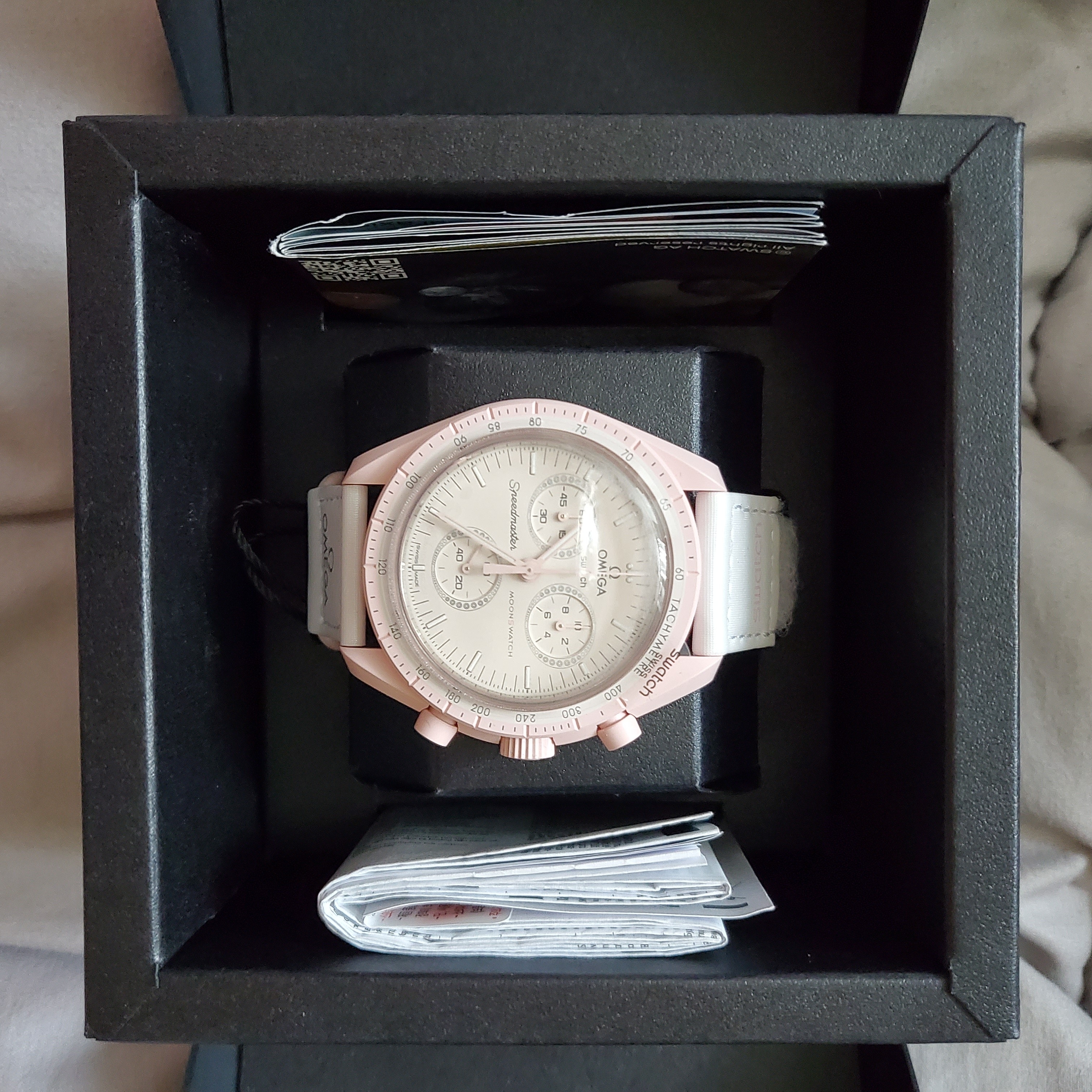 Swatch x Omega Bioceramic MoonSwatch Mission To Venus 착용 스타일 - 3