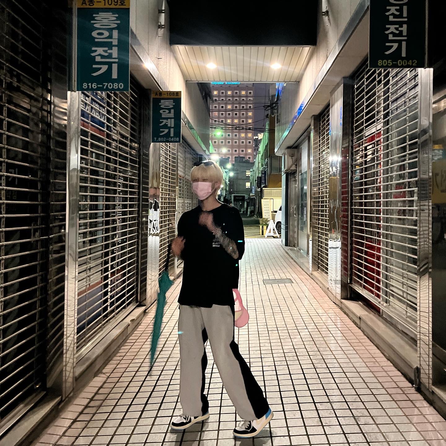 Jordan 1 Retro Low OG Black and Dark Powder Blue, Stussy x Our Legacy Surfman T-Shirt Black - 21SS 착용 스타일 - 3