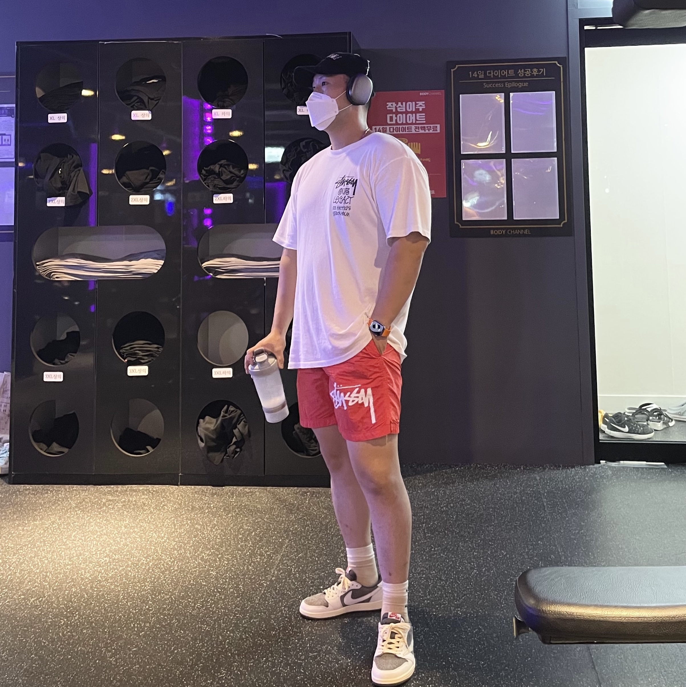 Jordan 1 x Travis Scott Retro Low OG SP Sail and Ridgerock, Nike x Stussy Water Shorts Habanero Red 착용 스타일