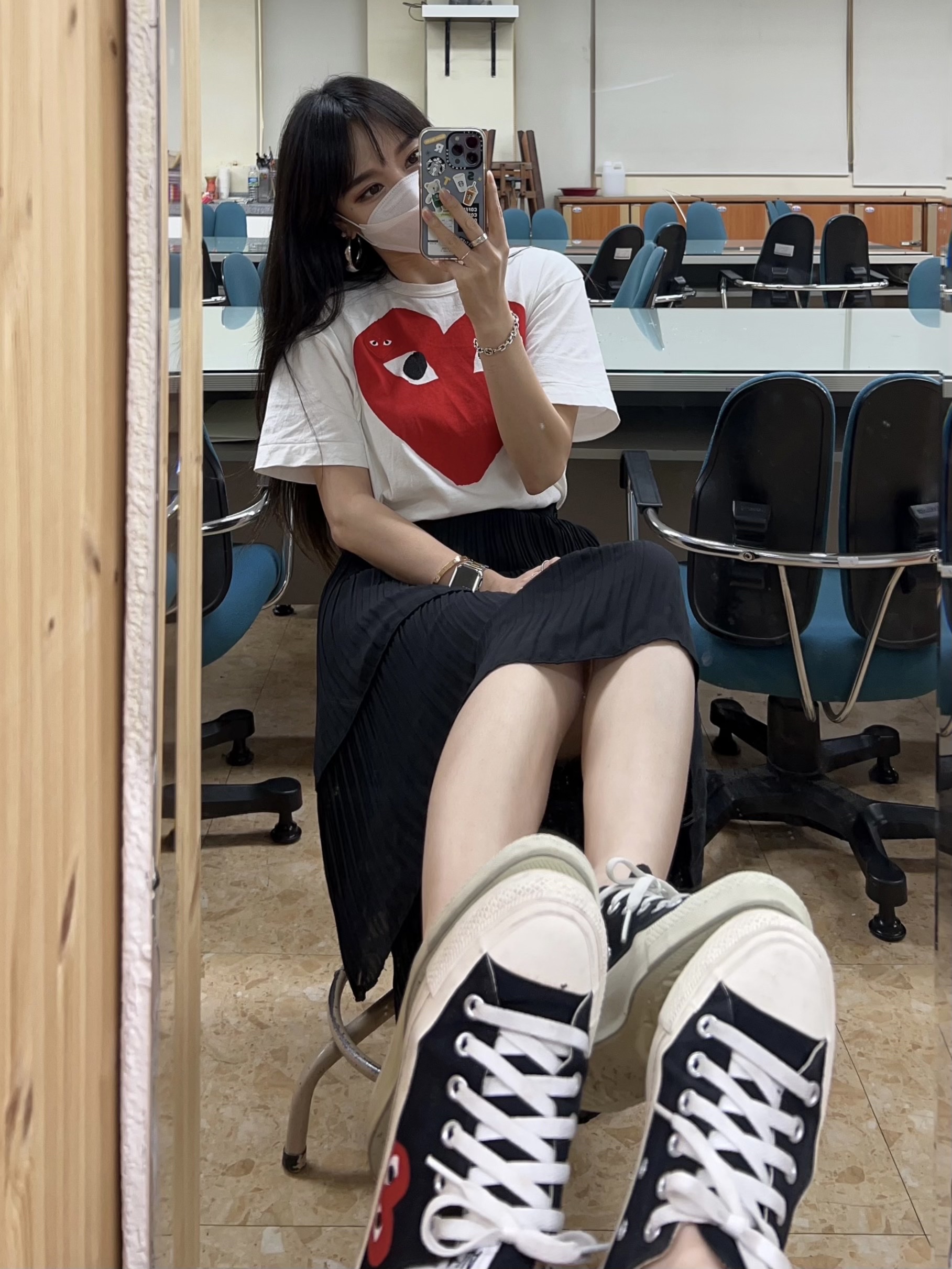 Converse x Play Comme des Garcons Chuck 70 Ox Black, (W) Play Comme des Garcons Red Double Heart T-Shirt White 착용 스타일 - 2