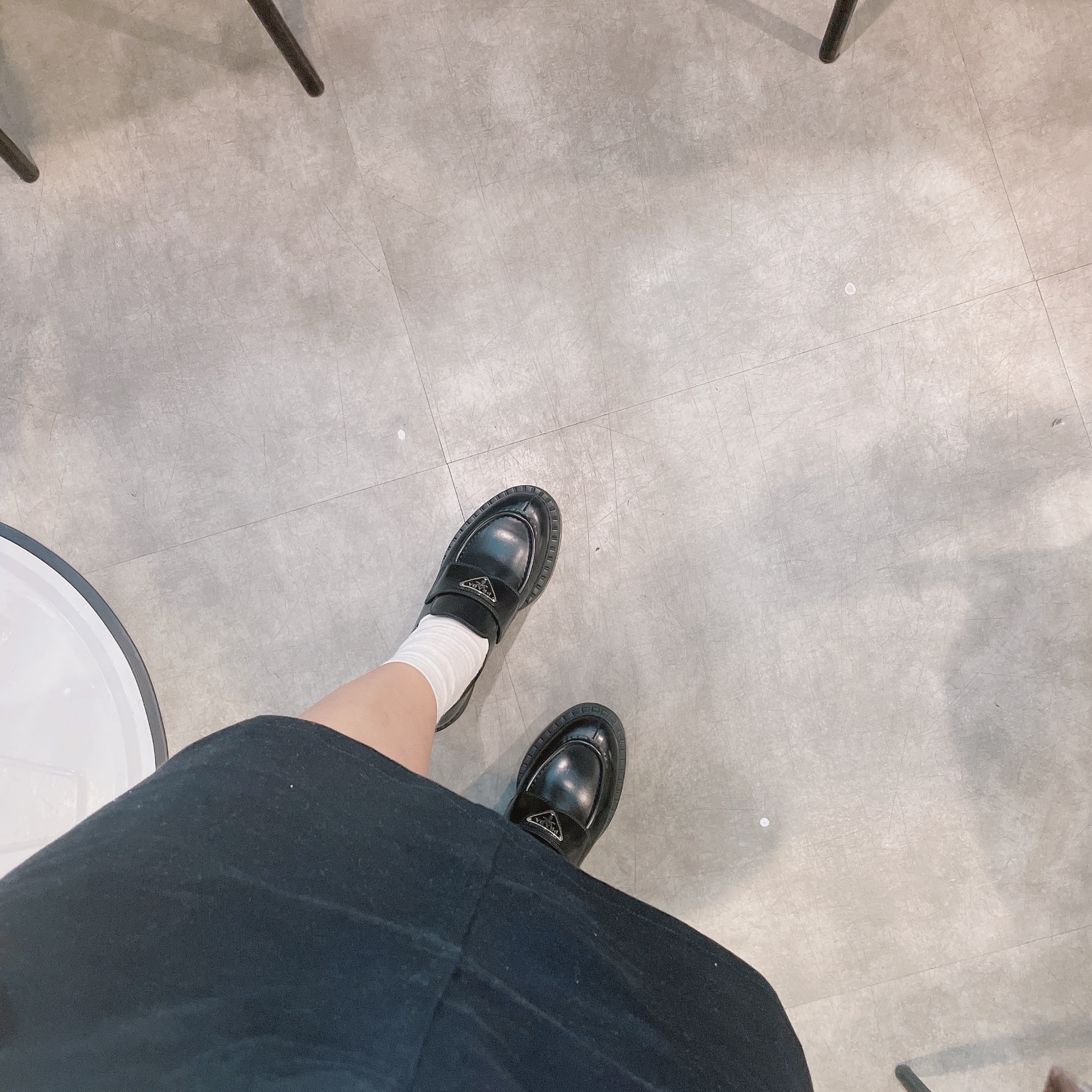 Prada Chocolate Brushed Leather Loafers Black 착용 스타일 - 2