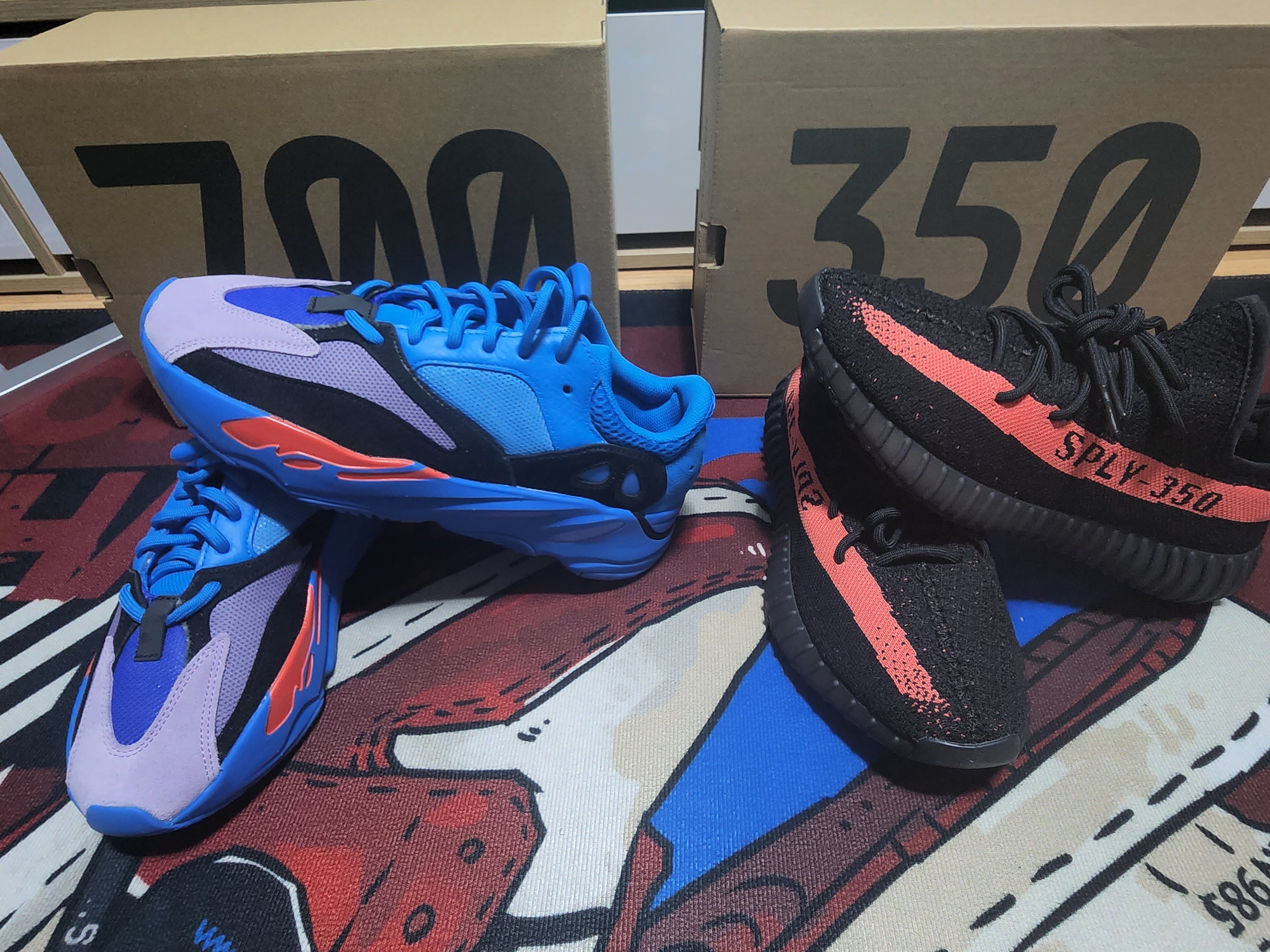 Adidas Yeezy Boost 350 V2 Core Black Red 2022/2023, Adidas Yeezy Boost 700 Hi-Res Blue 착용 스타일 - 1