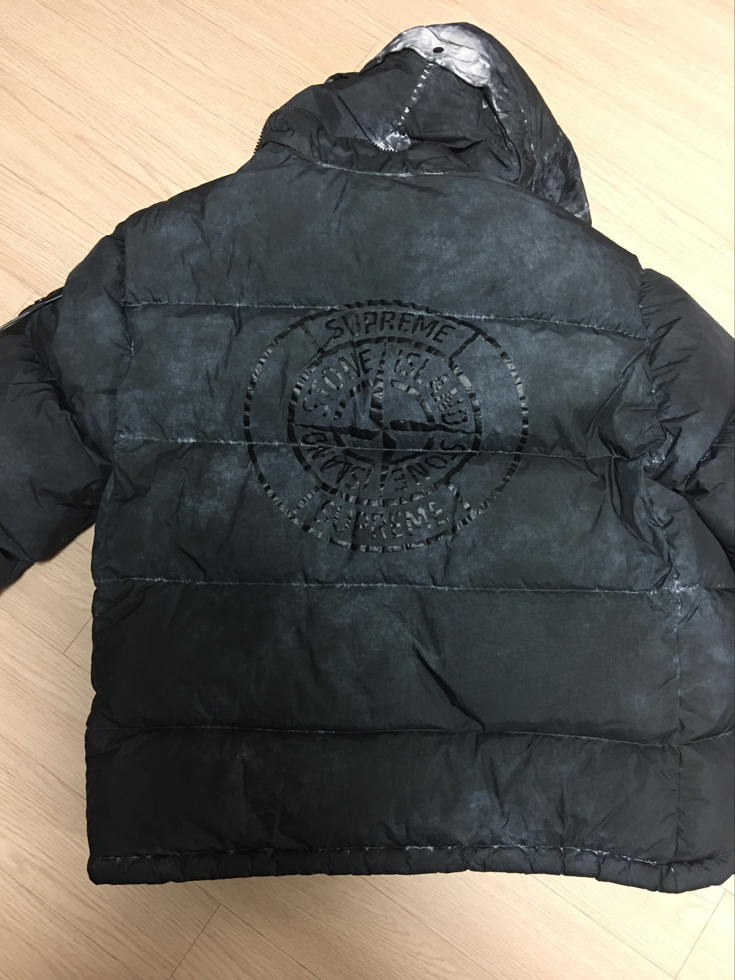 Supreme x Stone Island Painted Camo Crinkle Down Jacket Black - 20FW 착용 스타일 - 3