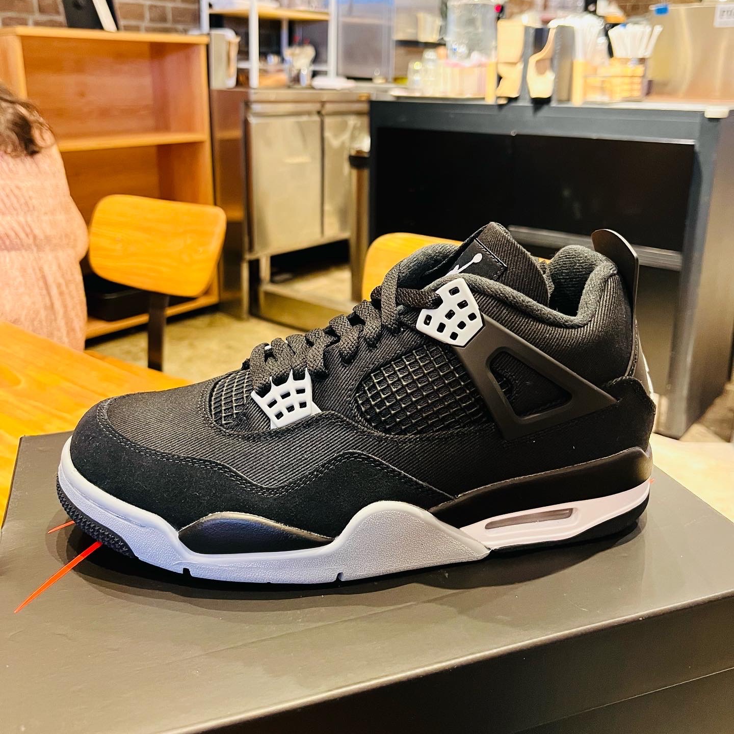 Jordan 4 Retro SE Black and Light Steel 착용 스타일
