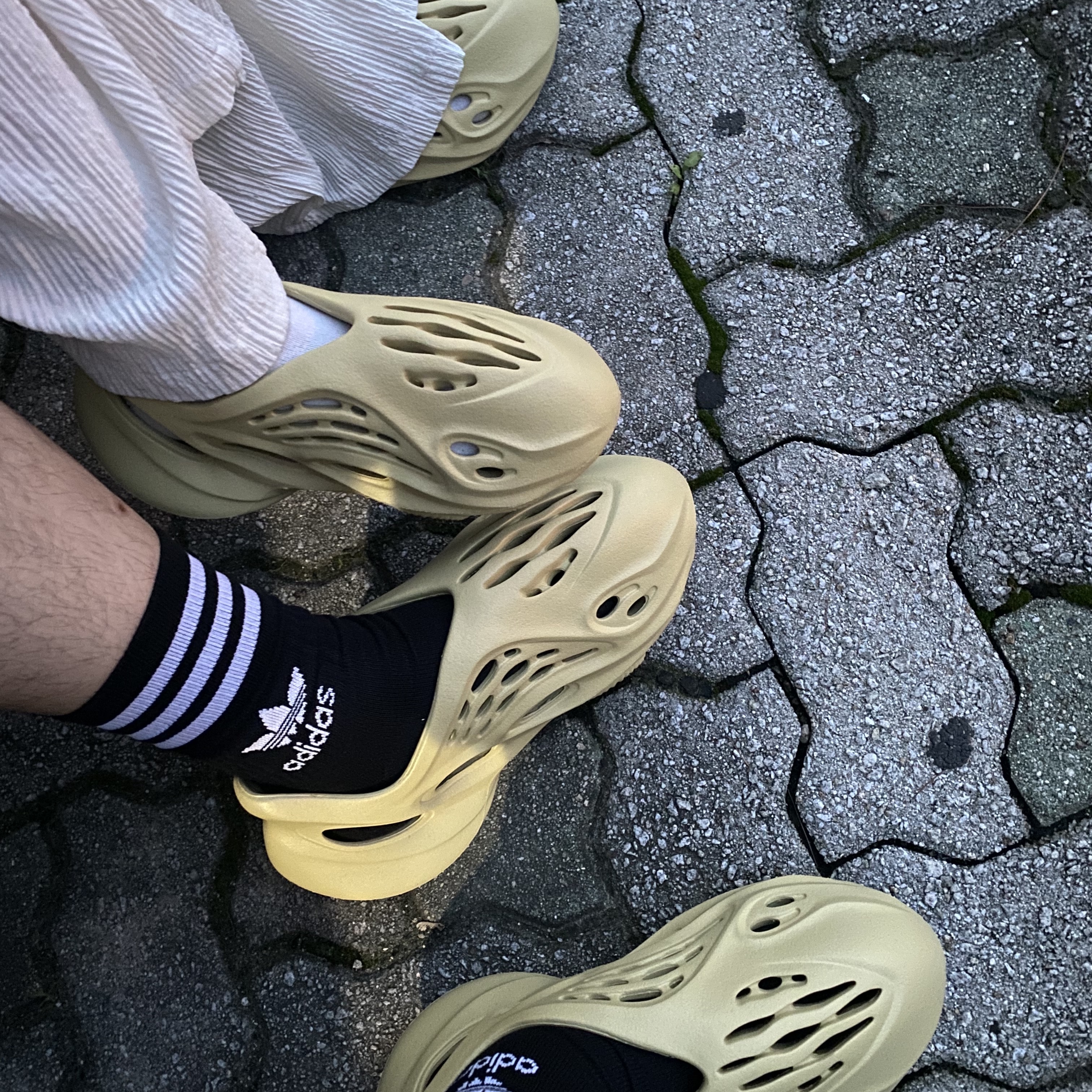Adidas Yeezy Foam RNNR Sulfur 착용 스타일