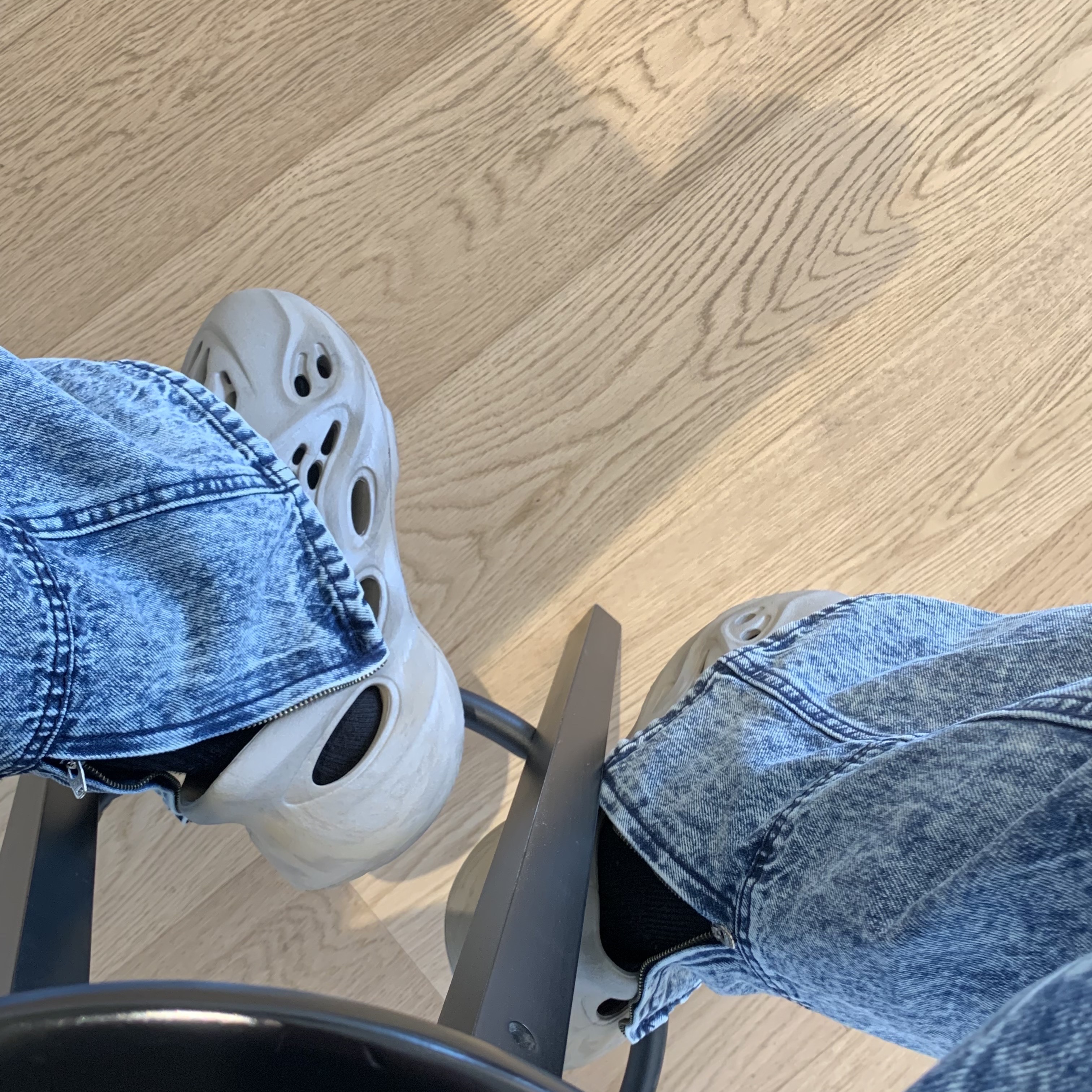 Adidas Yeezy Foam RNNR Stone Sage 착용 스타일