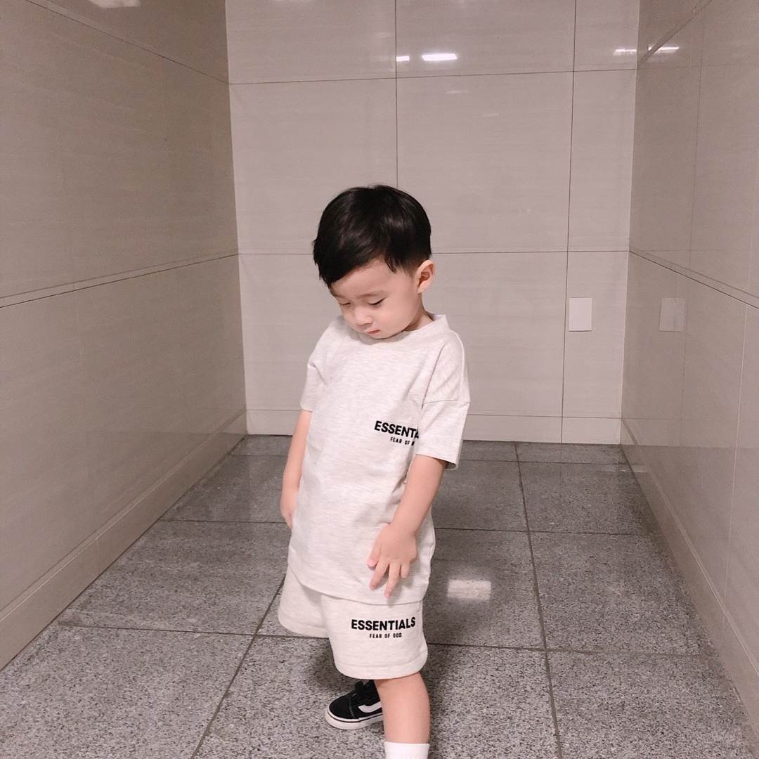 (Kids) Essentials The Core Collection Sweatshorts Light Oatmeal, (Kids) Essentials The Core Collection T-Shirt Light Oatmeal 착용 스타일 - 1