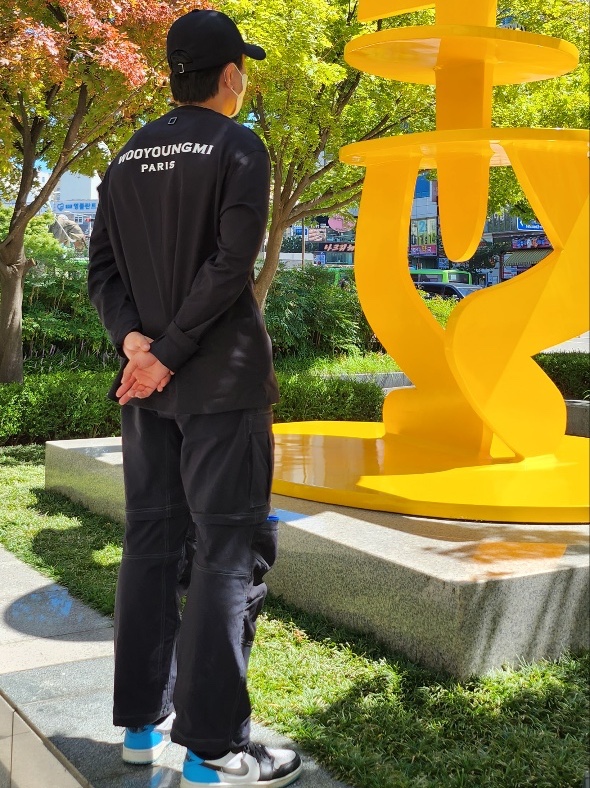 Jordan 1 Retro Low OG Black and Dark Powder Blue, Nike ACG Smith Summit Cargo Pants Black Summit White - Asia 착용 스타일 - 2