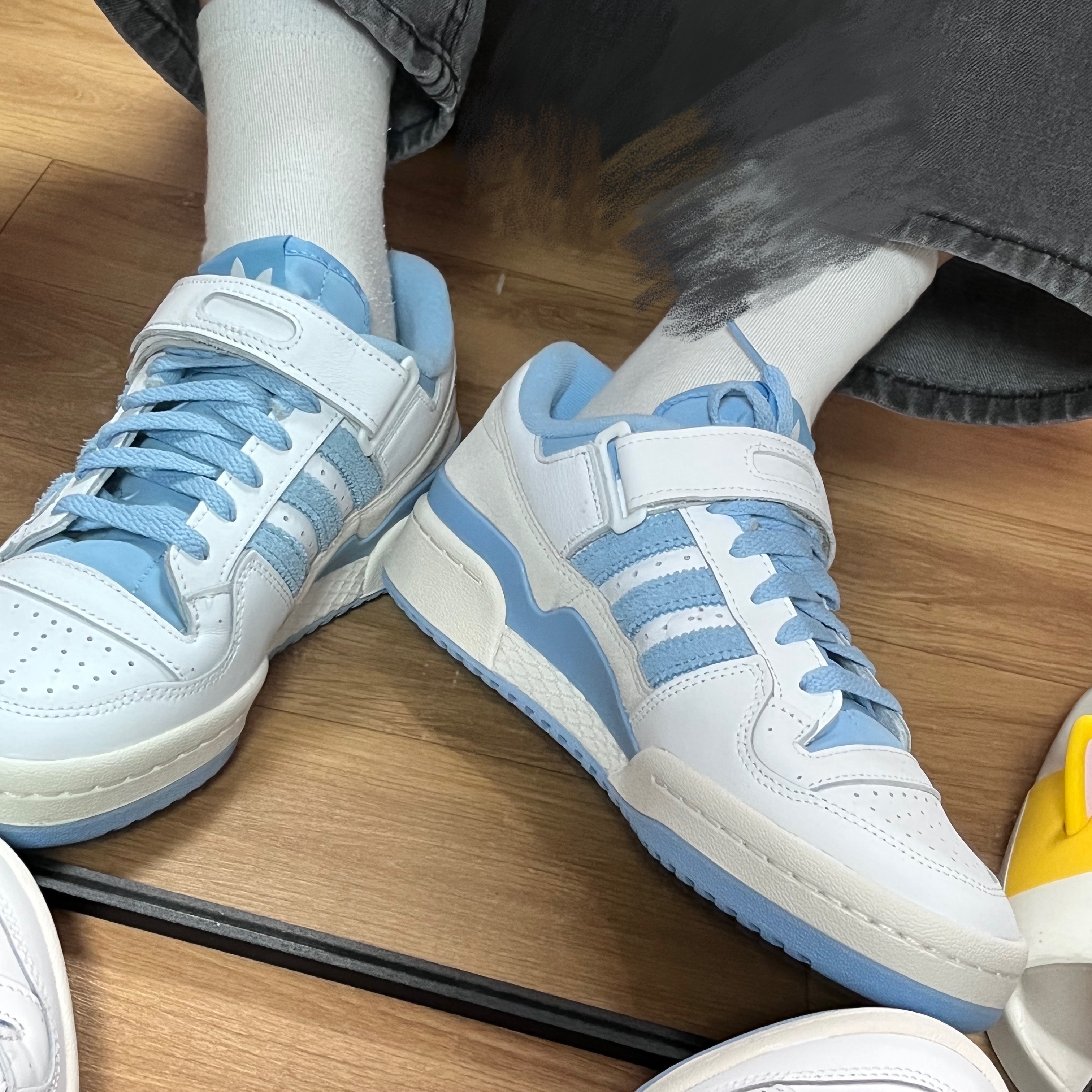 Adidas Forum 84 Low Clear Blue 착용 스타일 - 3