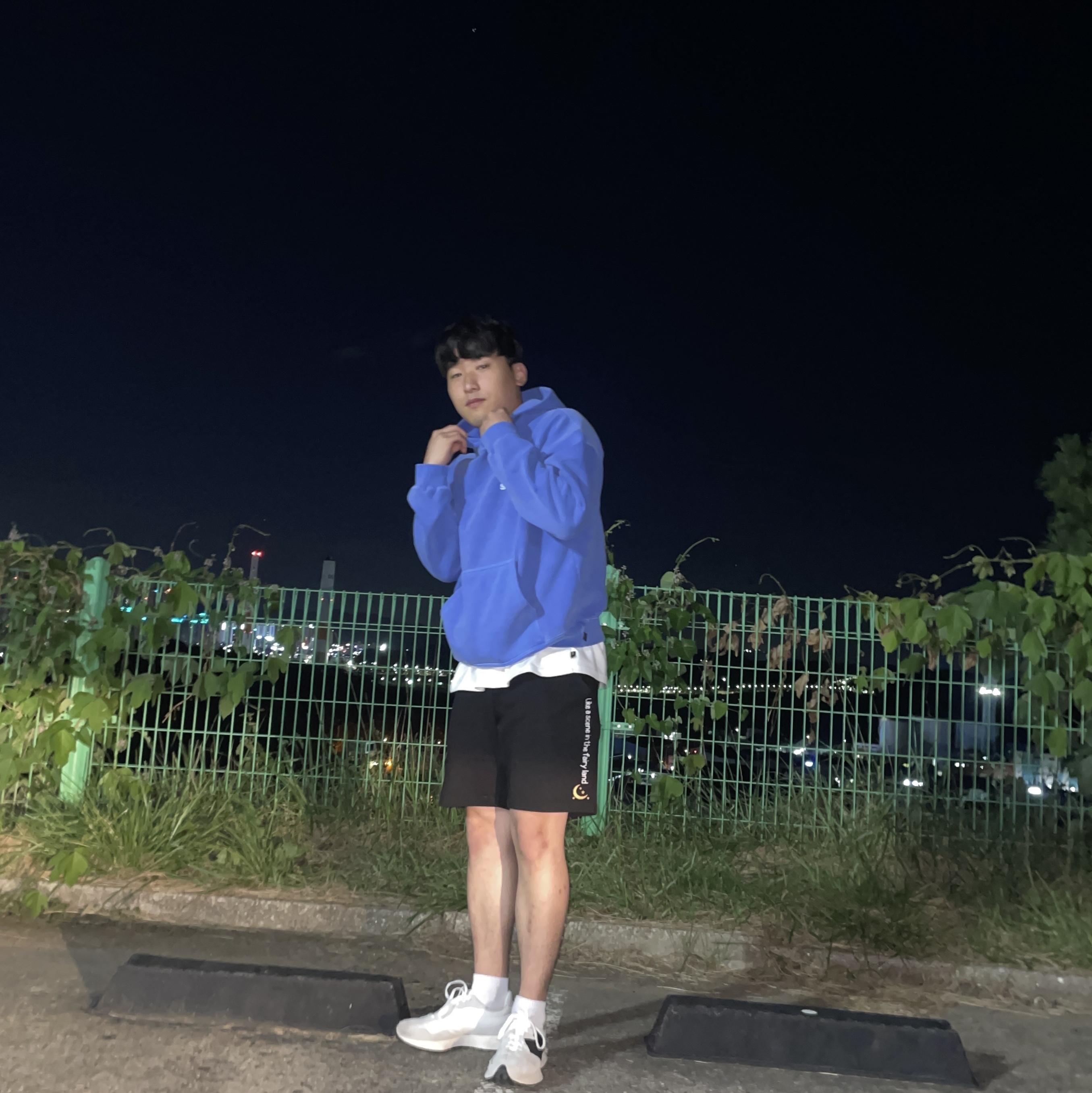 IAB Studio Pigment Hoodie Royal Blue - 22FW, IAB Studio T-Shirt White Light Green 착용 스타일