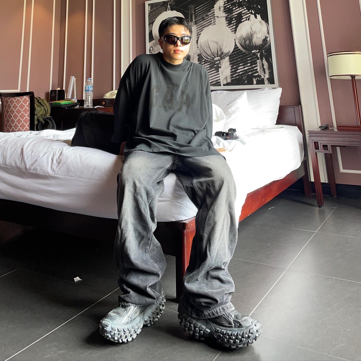 Yeezy Gap Engineered By Balenciaga Dove 3/4 Sleeve T-Shirt Washed Black, Balenciaga Defender Sneakers Black 착용 스타일 - 1