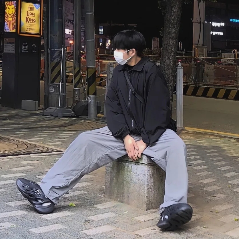 Adidas Yeezy Foam RNNR Onyx 착용 스타일
