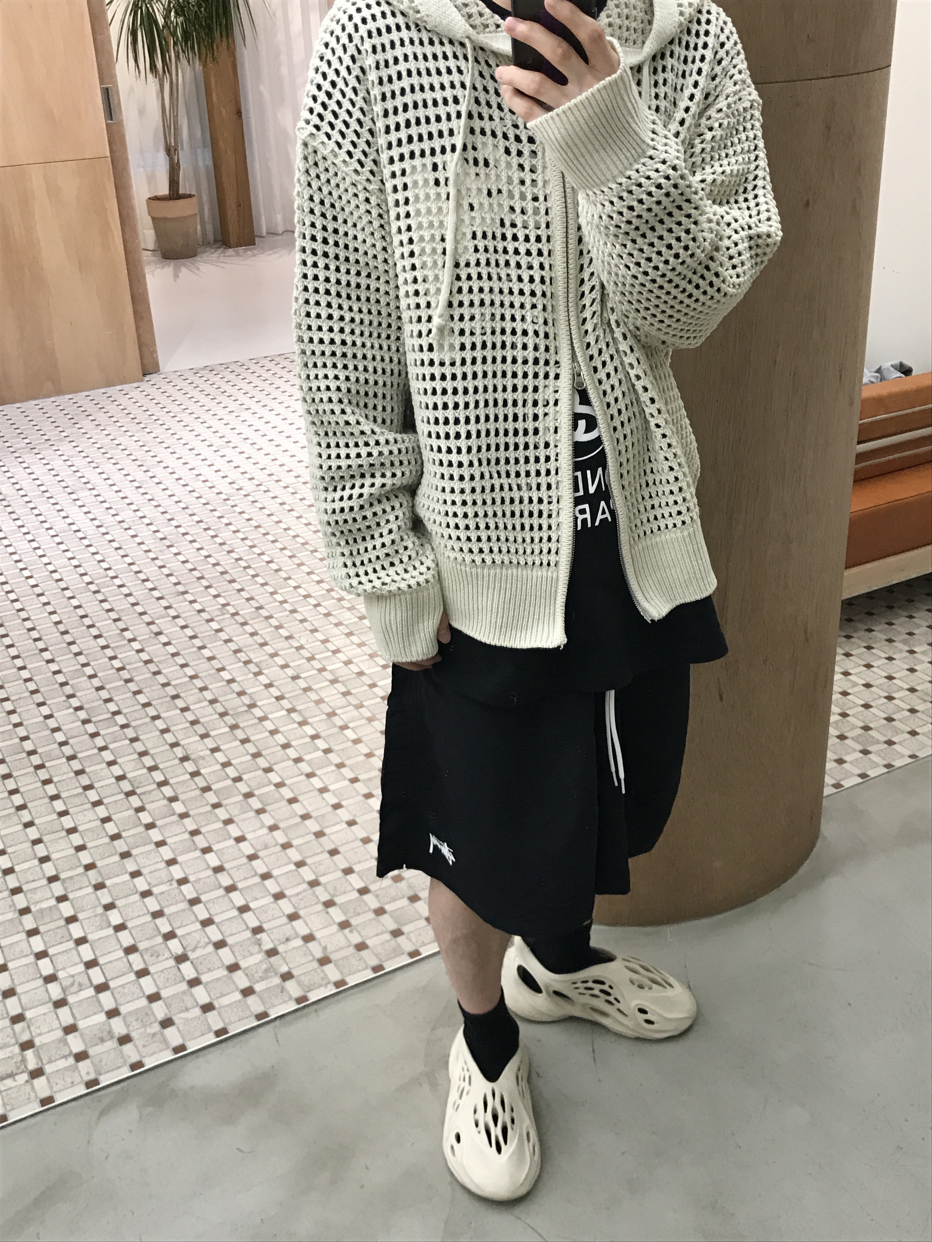 Adidas Yeezy Foam RNNR Sand 착용 스타일