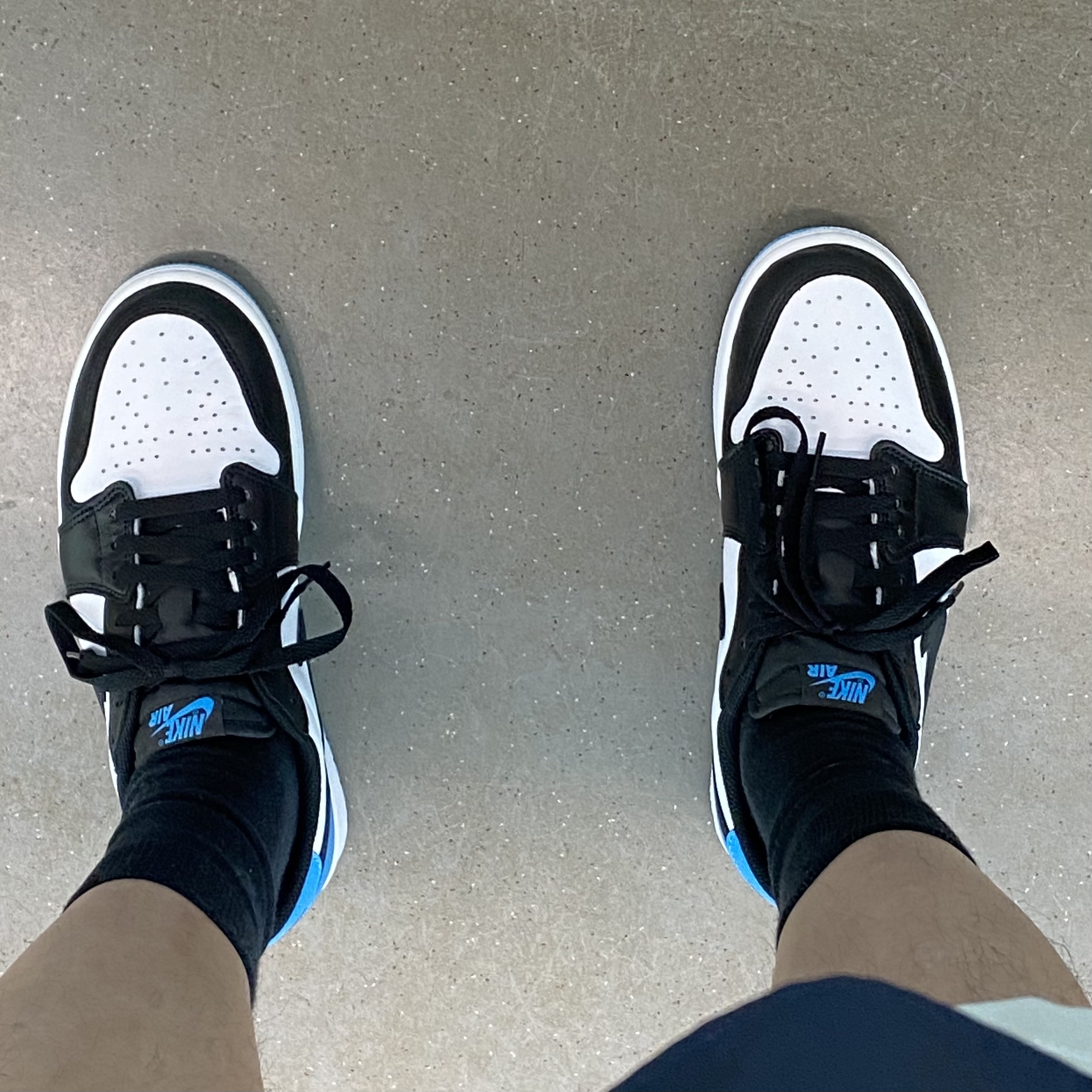 Jordan 1 Retro Low OG Black and Dark Powder Blue 착용 스타일 - 5