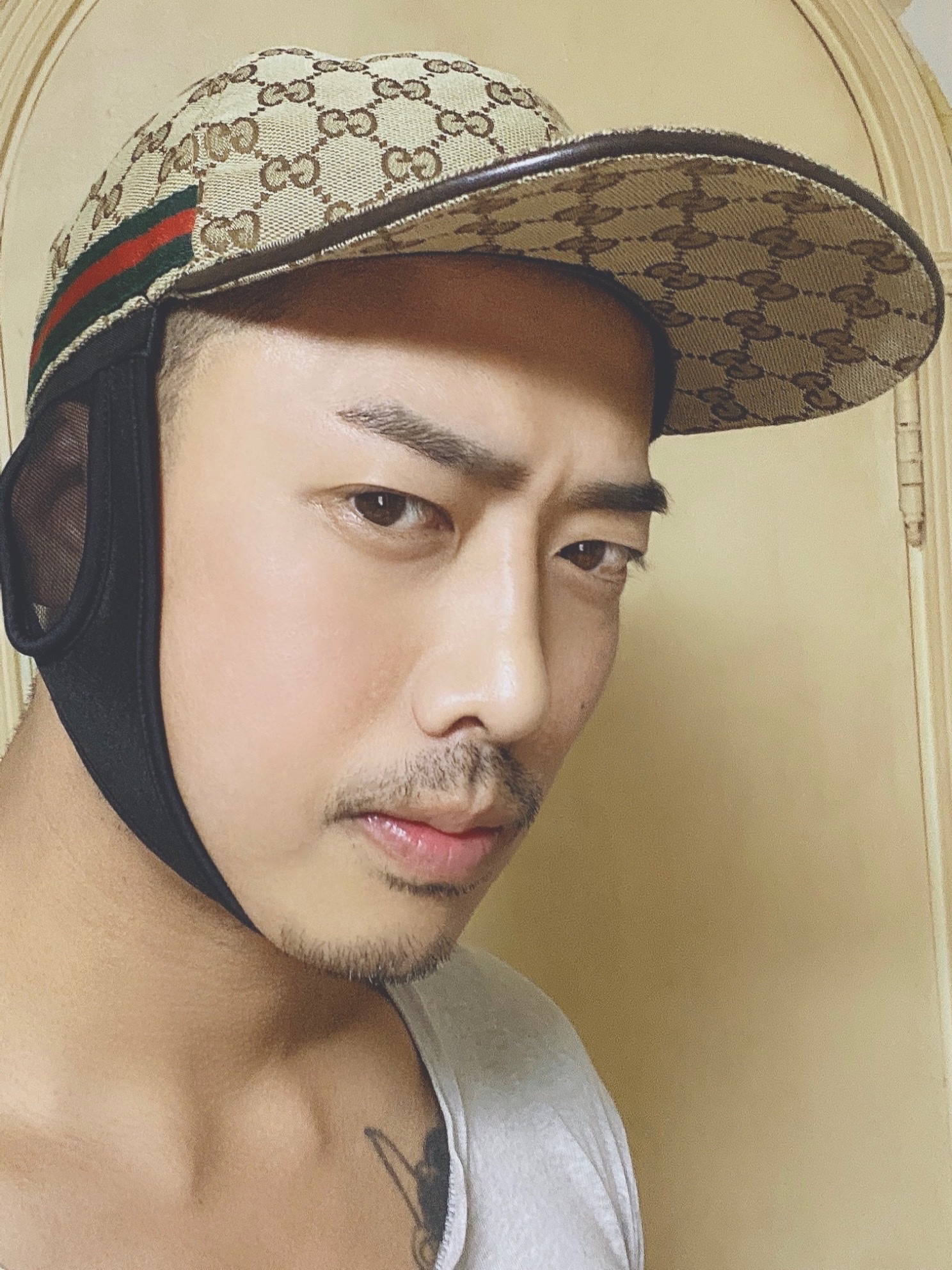Gucci Original GG Baseball Hat with Web Beige Ebony 착용 스타일