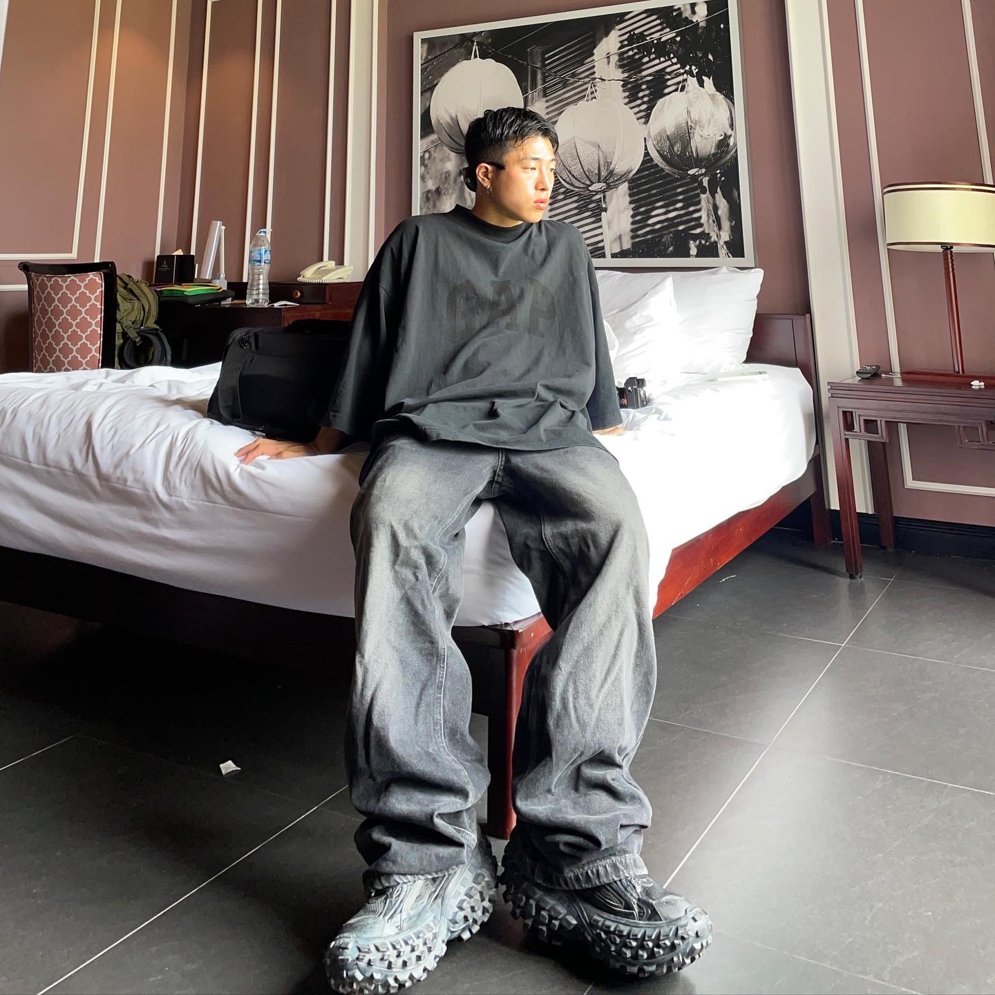 Yeezy Gap Engineered By Balenciaga Dove 3/4 Sleeve T-Shirt Washed Black, Balenciaga Defender Sneakers Black 착용 스타일 - 4
